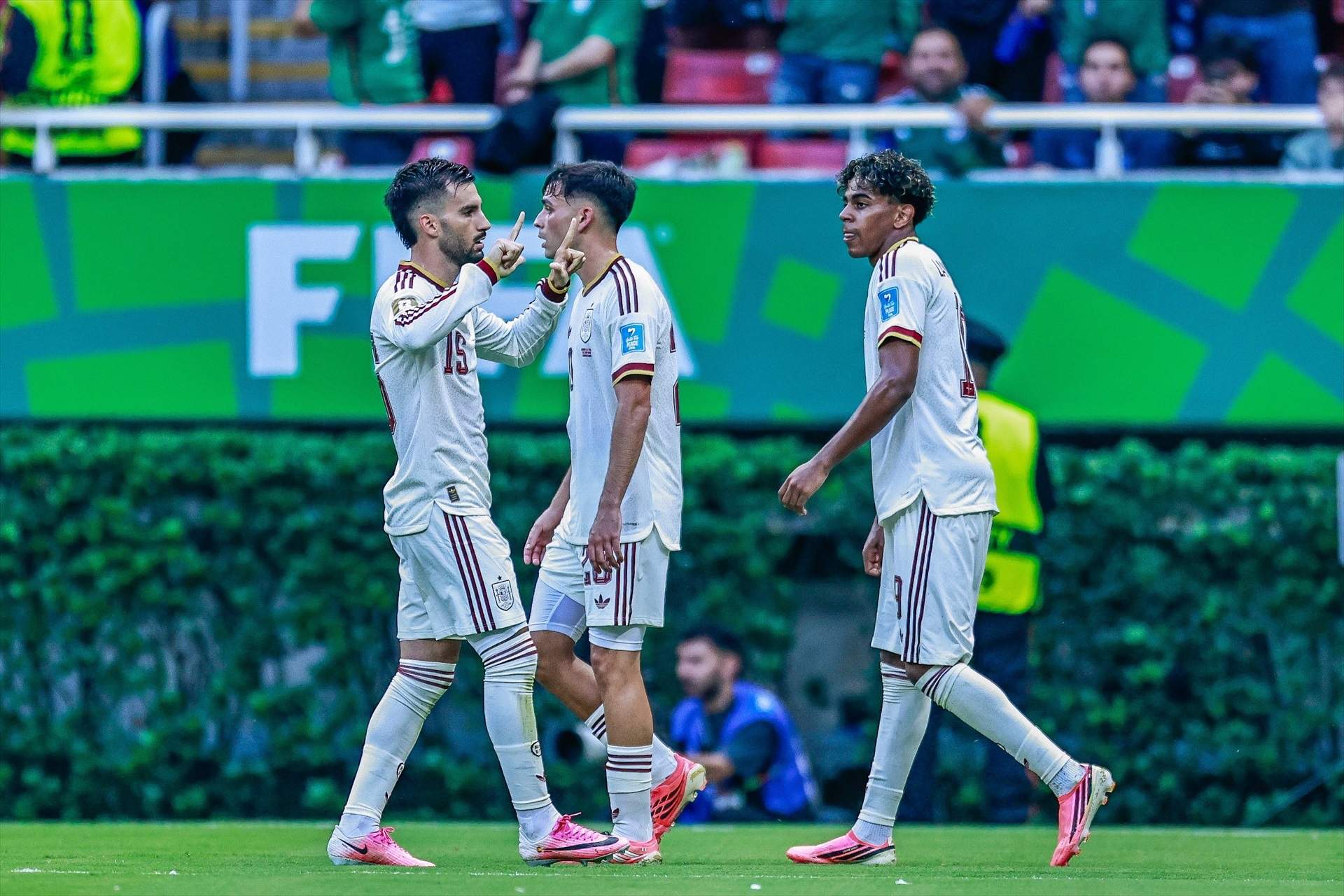 Una Espanya de mínims supera l’Uruguai (0-1) i certifica el lideratge del grup