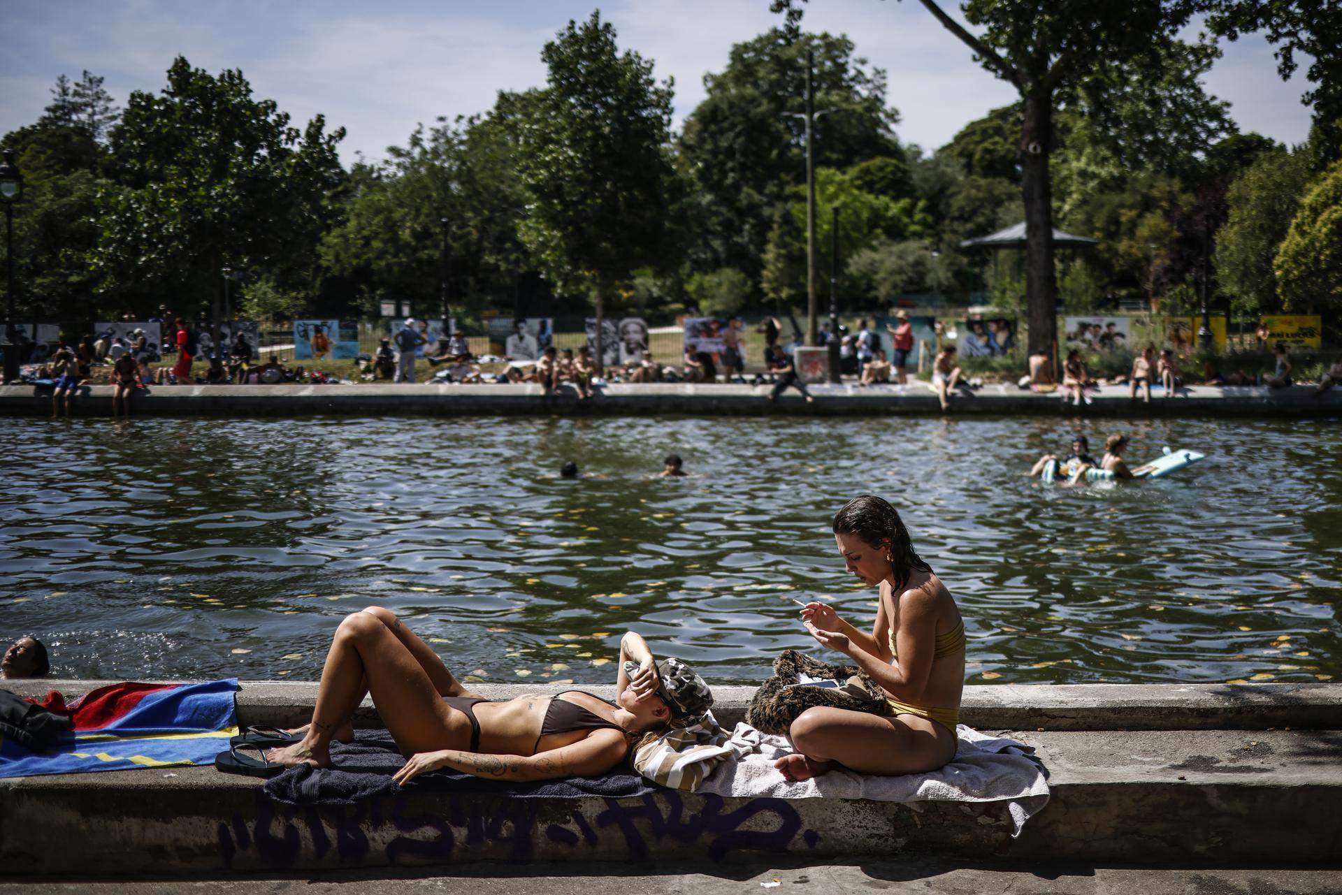 La calor extrema col·lapsa París i prohibeix l’alcohol al carrer