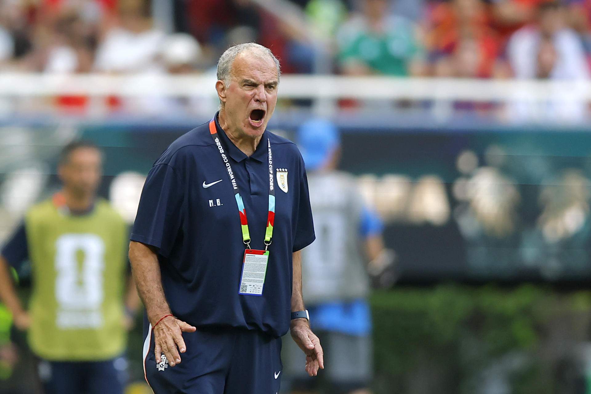 L'espectacular pèrdua de papers del 'loco' Bielsa a la flash interview després de l'Espanya - Uruguai