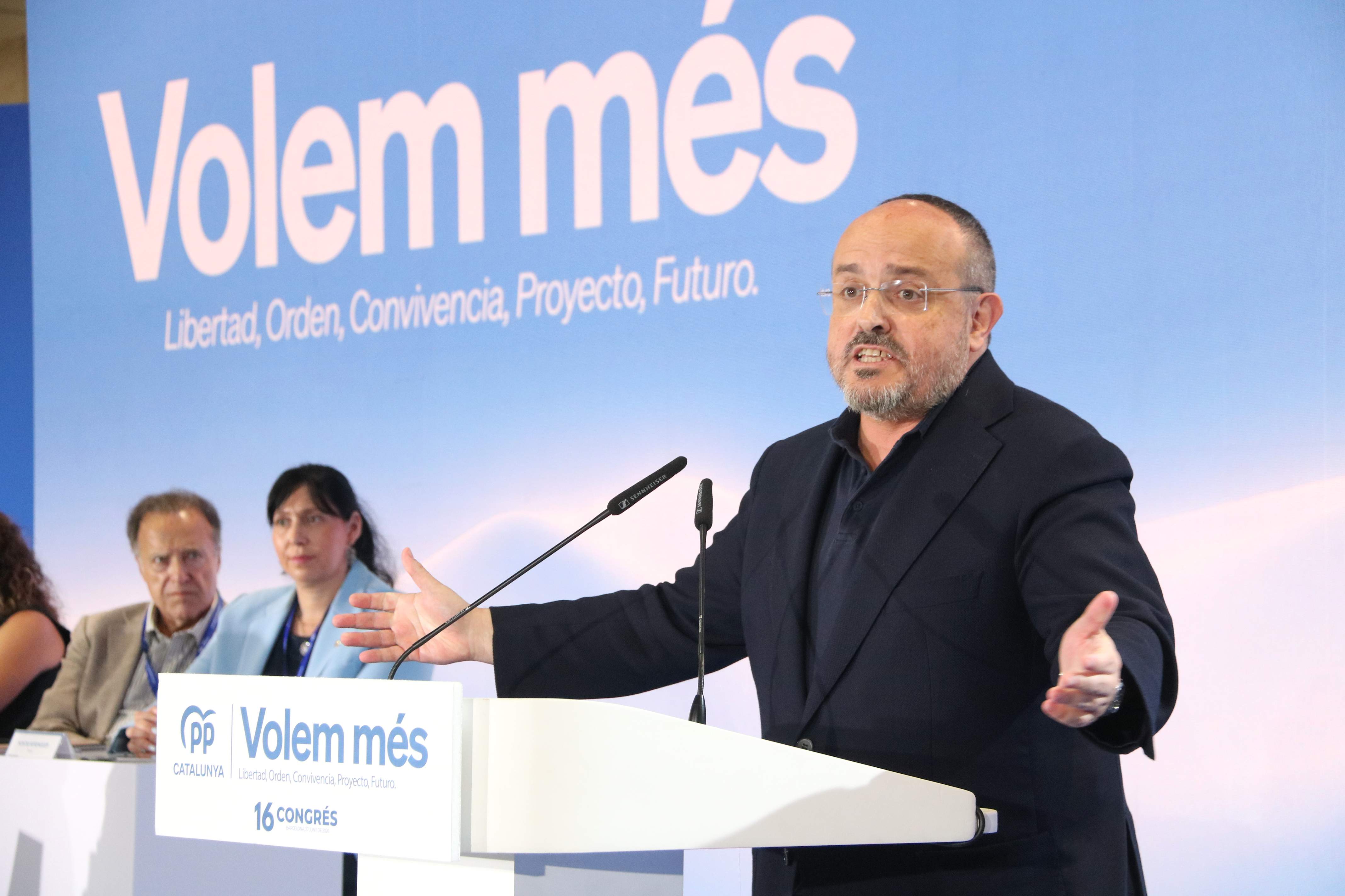Alejandro Fernández, ratificat president del PP invocant la unitat i la Pantoja: "Dents a l'adversari!"