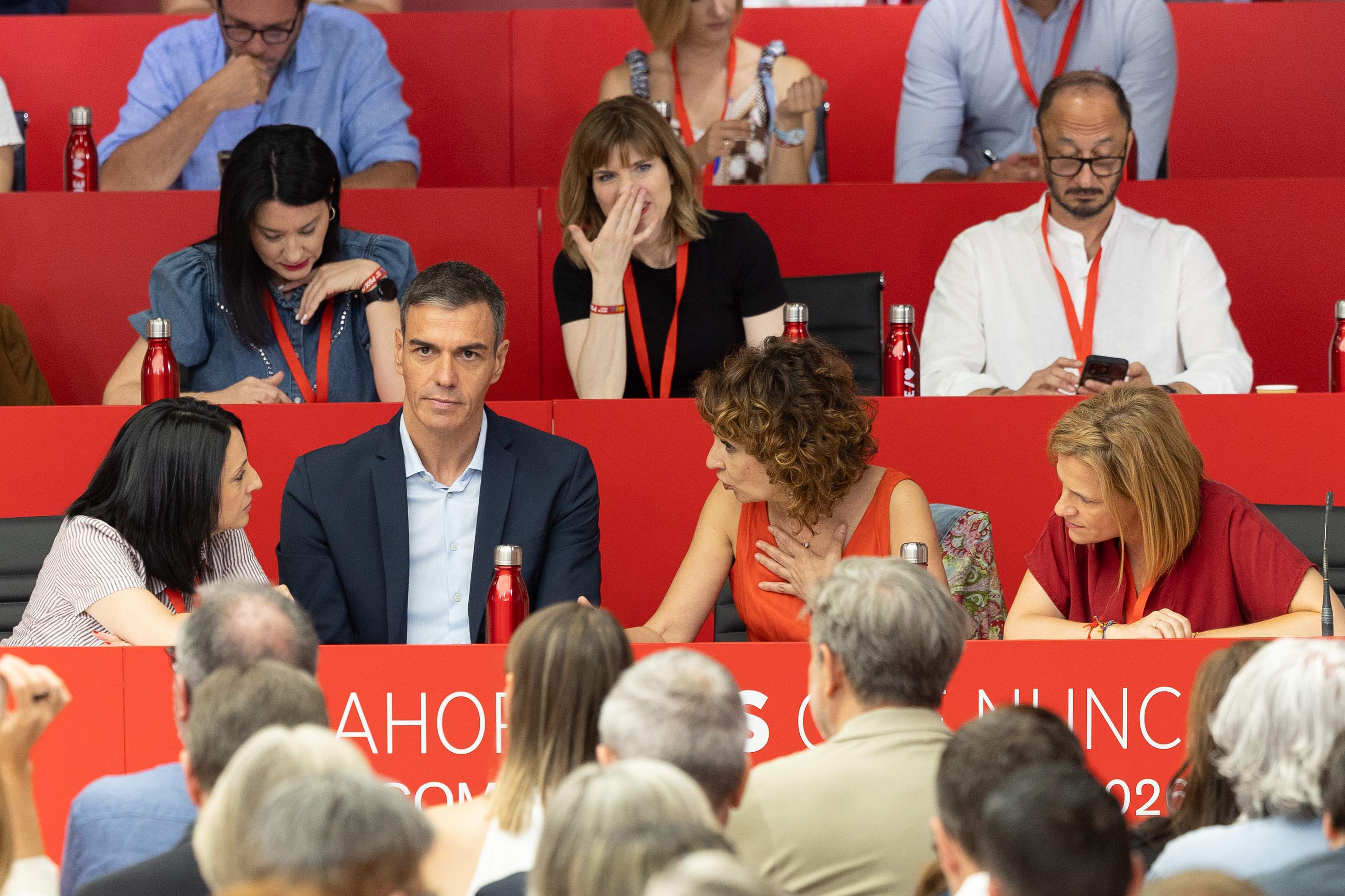 Sánchez se refugia en el "y tú más" para lanzar al PSOE a la campaña de 2027