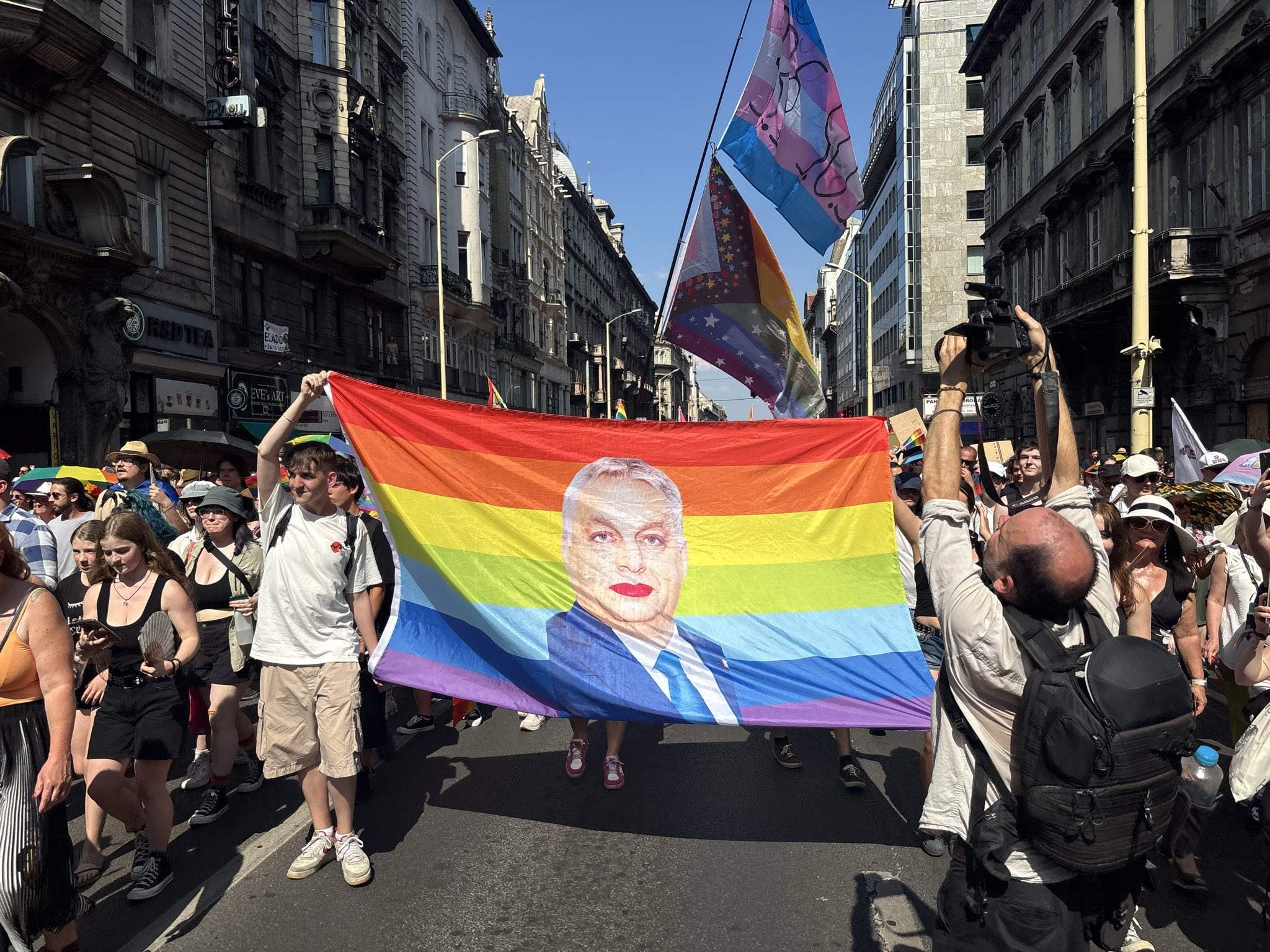 La marxa de l'Orgull acull milers de persones a Budapest després de la caiguda d'Orbán