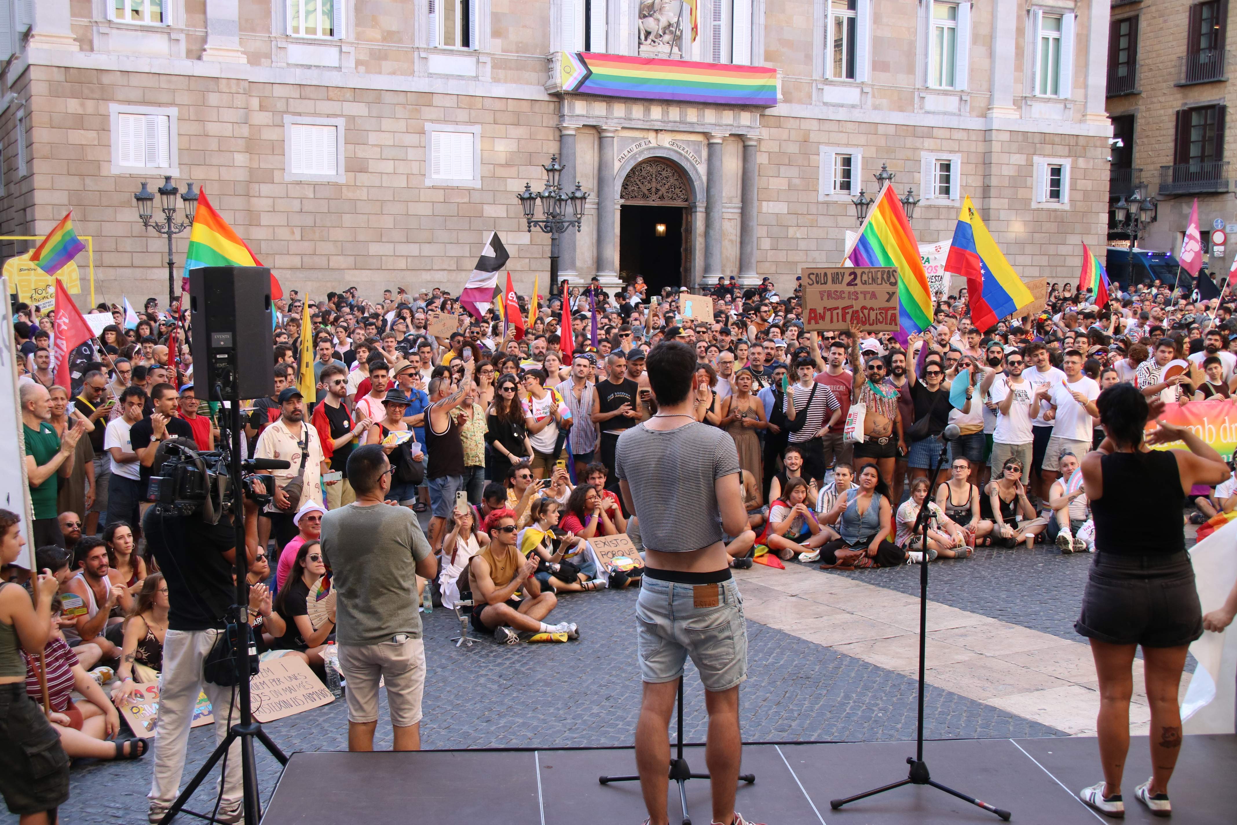 El col·lectiu LGTBI reivindica els seus drets "més enllà del matrimoni" en una manifestació a Barcelona