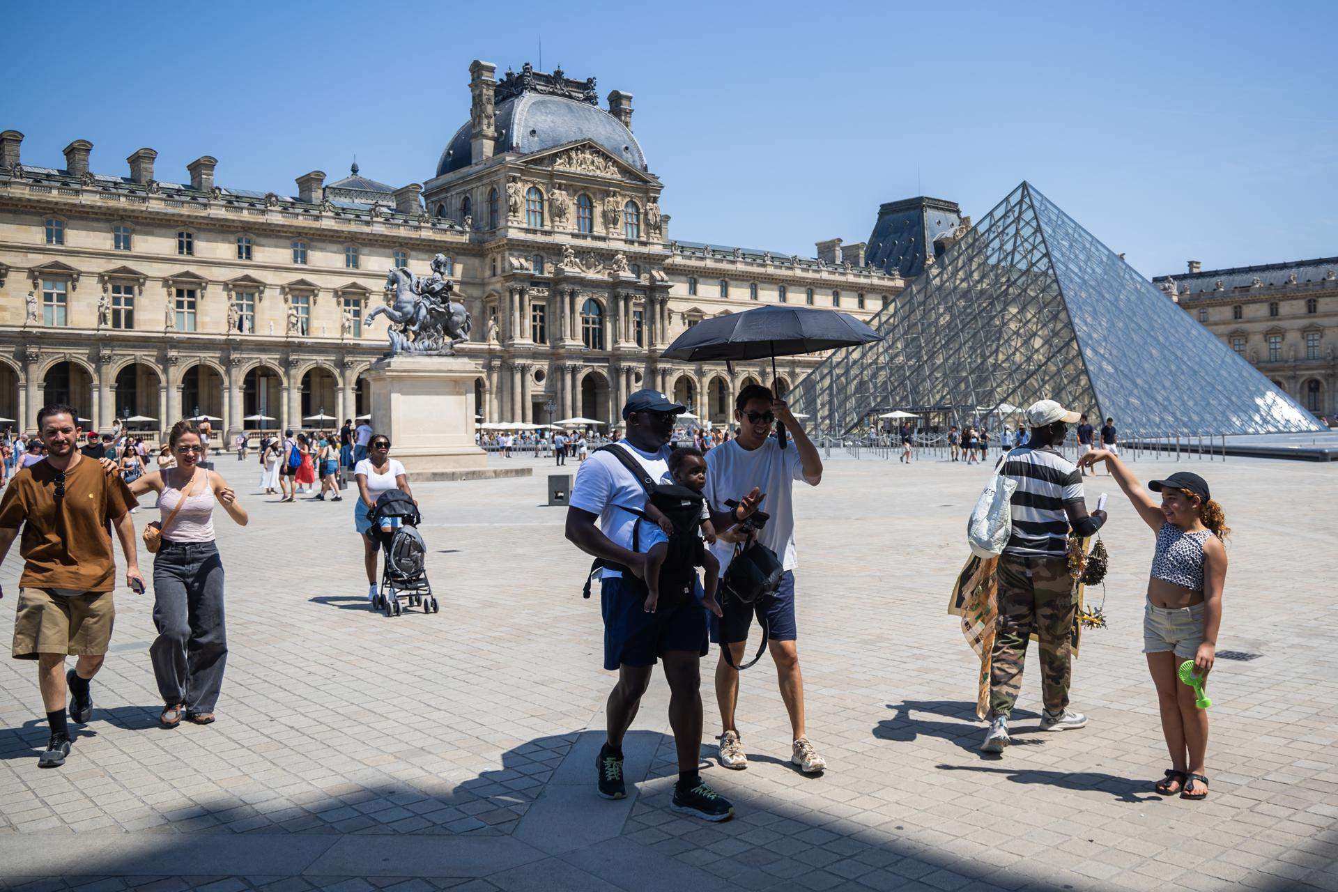 La ola de calor colapsa las funerarias en París: 109 muertos solo en domicilios y calles en un solo día
