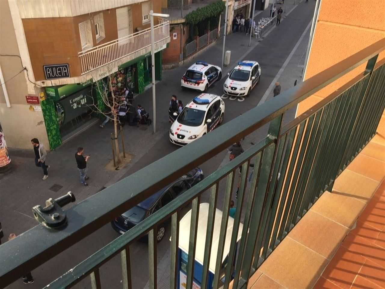 Vecinos de Santa Coloma de Gramenet huyen del tiroteo