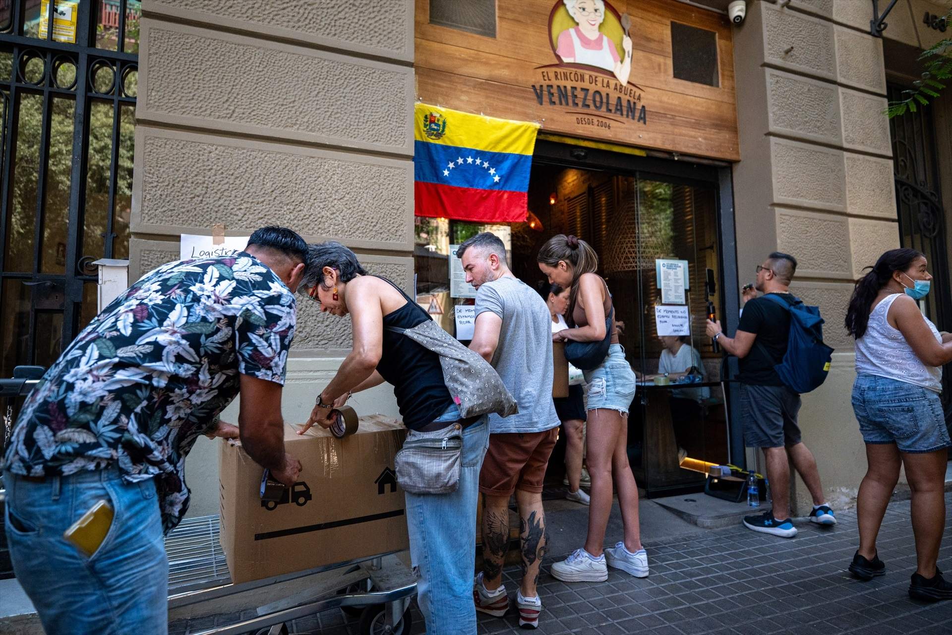 Barcelona reforça el suport a Veneçuela amb ajuda humanitària i un equip de Bombers especialitzat
