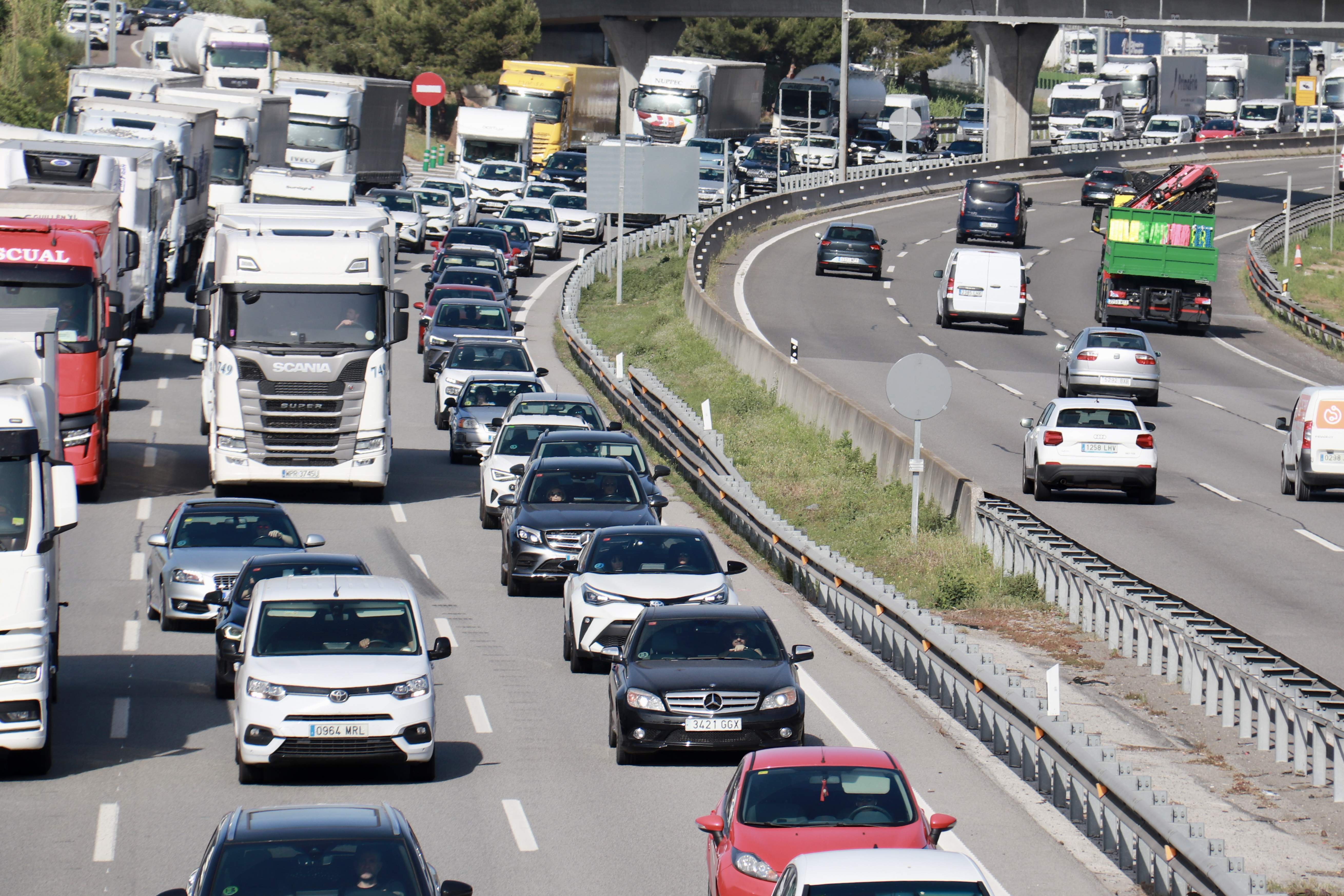 Cues quilomètriques a les carreteres catalanes en l'operació tornada de Sant Joan