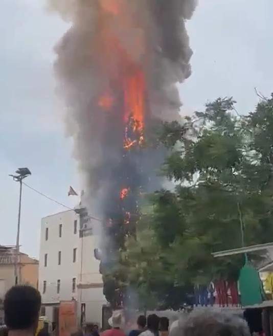 Uns diables calcinen sense voler un xiprer emblemàtic de Sant Cugat durant la festa major
