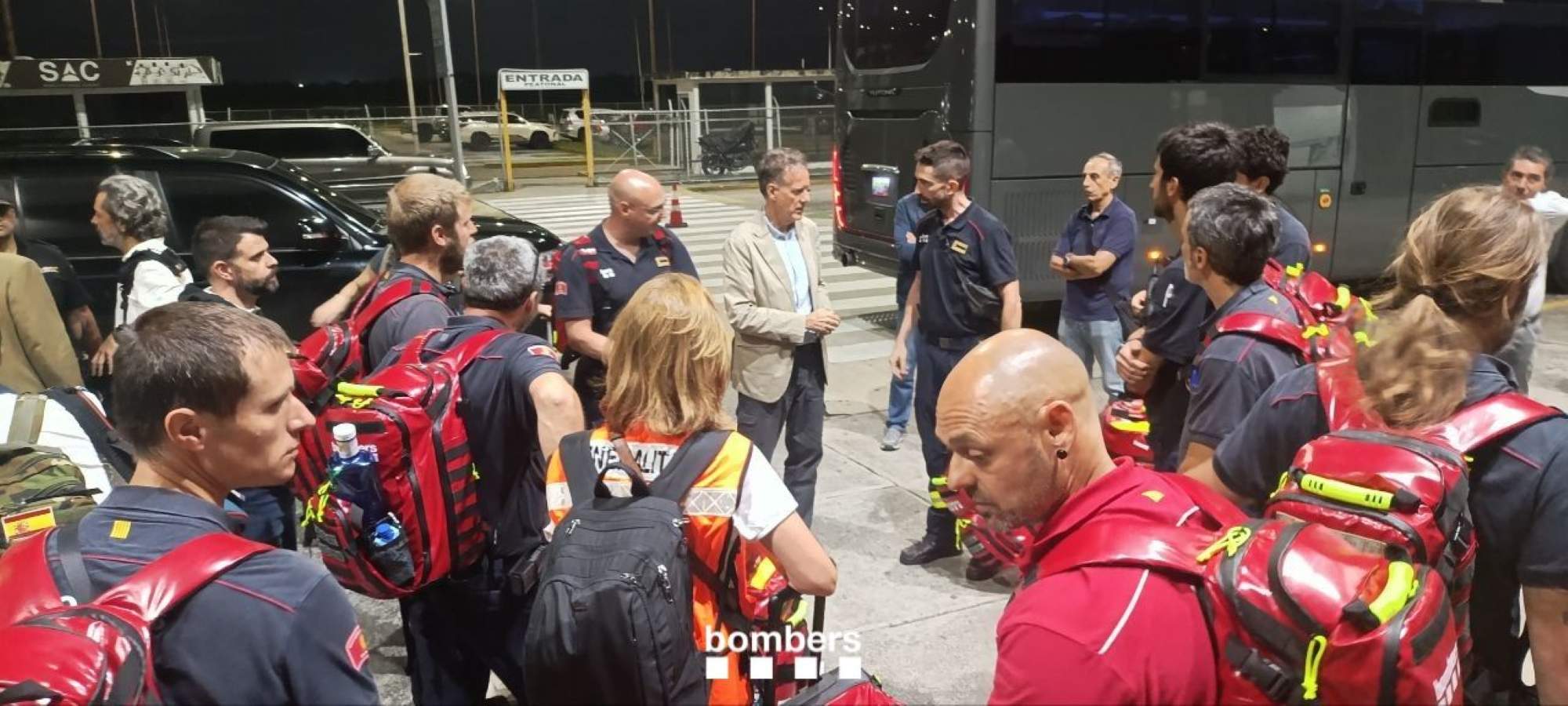 Els bombers catalans, ja sobre el terreny a Veneçuela: "Trobar una persona amb vida és gairebé un miracle"