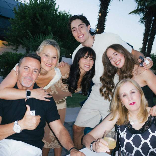 Aitana con sus padres y la familia de Plex / Instagram
