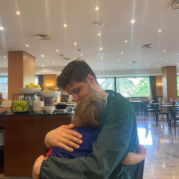 Roger Escapa amb el seu fill Gael / Instagram