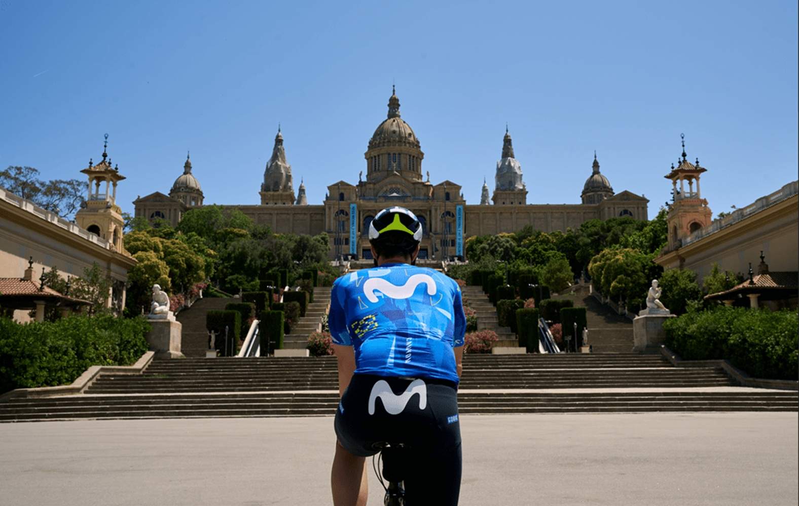 L'equip Movistar homenatja Barcelona, ​​Gaudí i la Sagrada Família en el Tour de França