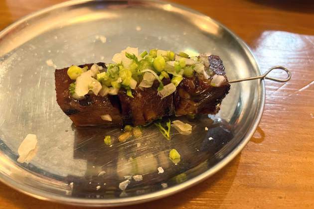 Broqueta de llengua de vedella a la brasa amb pico de gallo del SAFO Bar. / Foto: Rosa Molinero Trias Broqueta de llengua de vedella a la brasa amb pico de gallo del SAFO Bar. / Foto: Rosa Molinero Trias