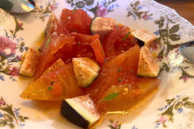 Tomàquet, dashi, togarashi i figues del SAFO Bar. / Foto: Rosa Molinero Trias Tomàquet, dashi, togarashi i figues del SAFO Bar. / Foto: Rosa Molinero Trias