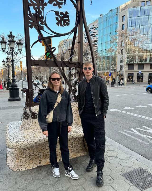Caroline Graham Hansen, al Passeig de Gràcia de Barcelona amb el seu germà IG