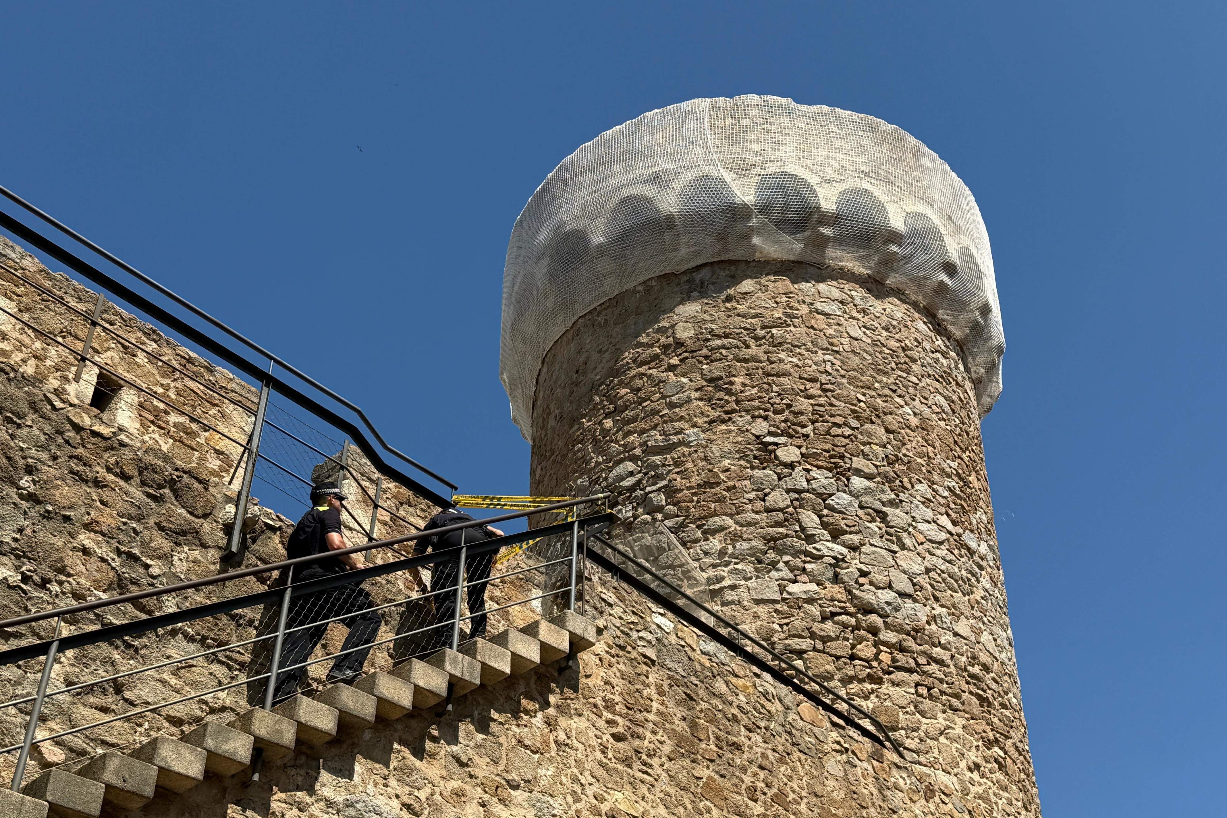 Risc de col·lapse d'una torre de la murada de Tossa de Mar: perímetre de seguretat i terrasses tancades