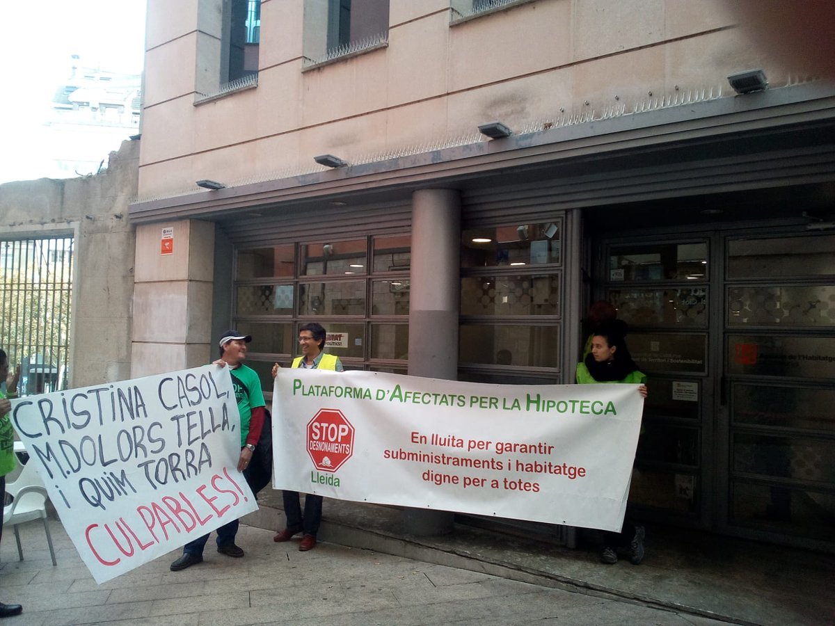 La PAH ocupa una sede de la Generalitat en Lleida para evitar un desalojo