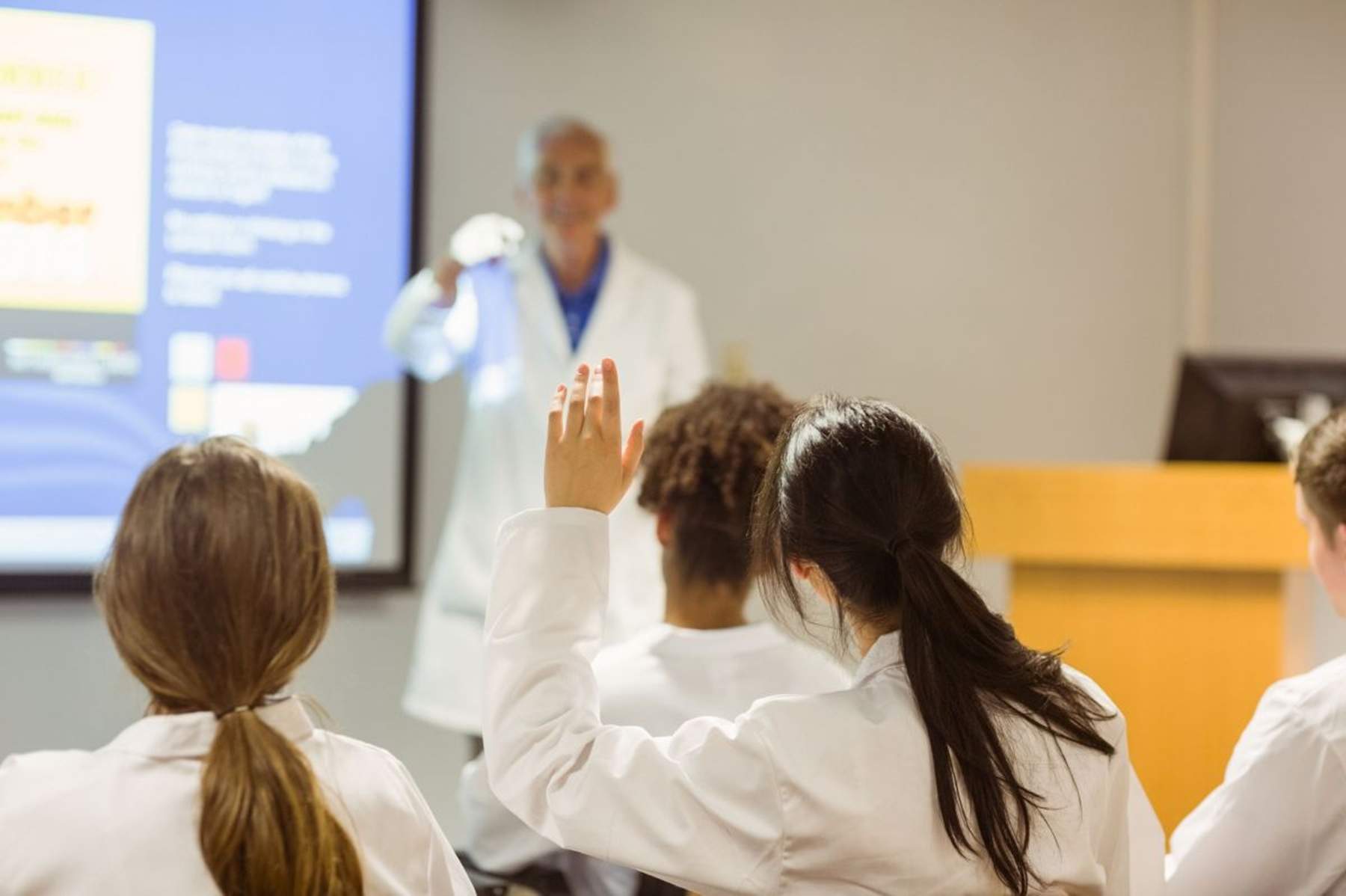 El aumento del 52% de plazas MIR no corrige el déficit de médicos en especialidades