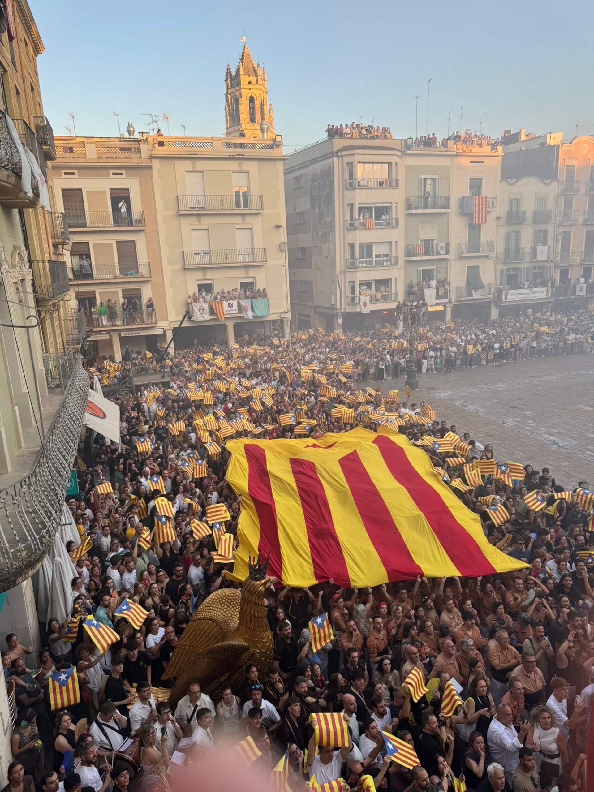 Estelades, crits d’independència i tensió al balcó en l’última Tronada de Sant Pere a Reus