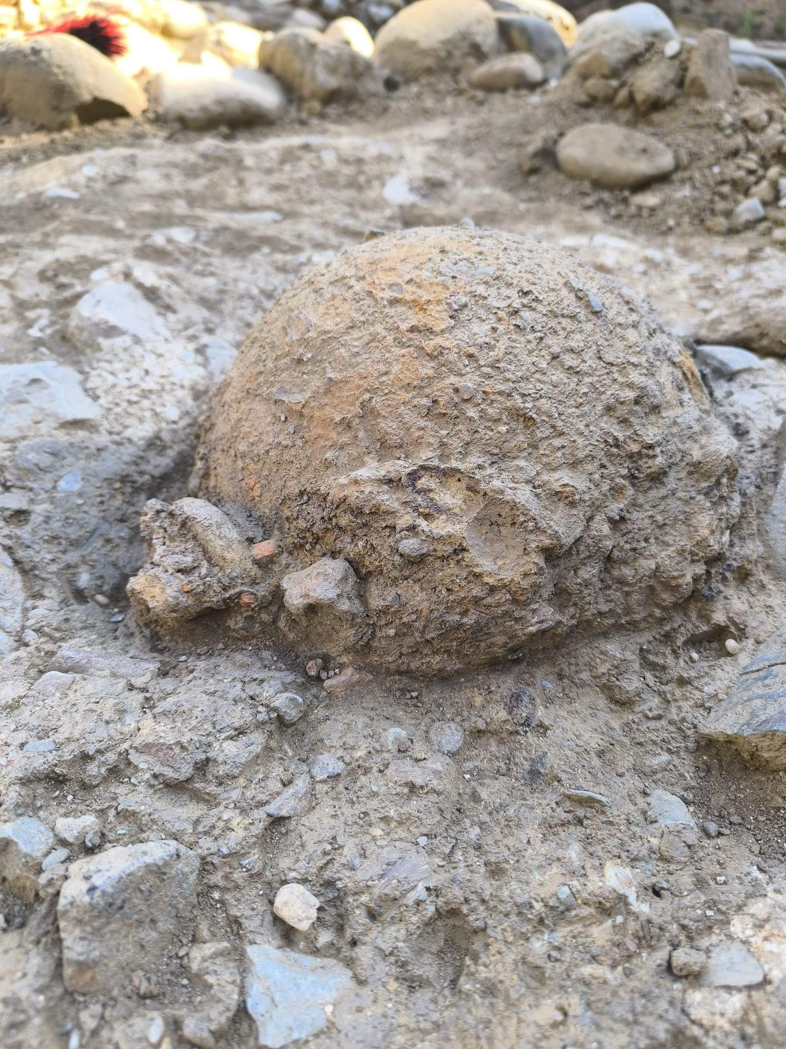 Una bomba de morter del segle XVII aflora al Pati de les Monges de la Seu d'Urgell