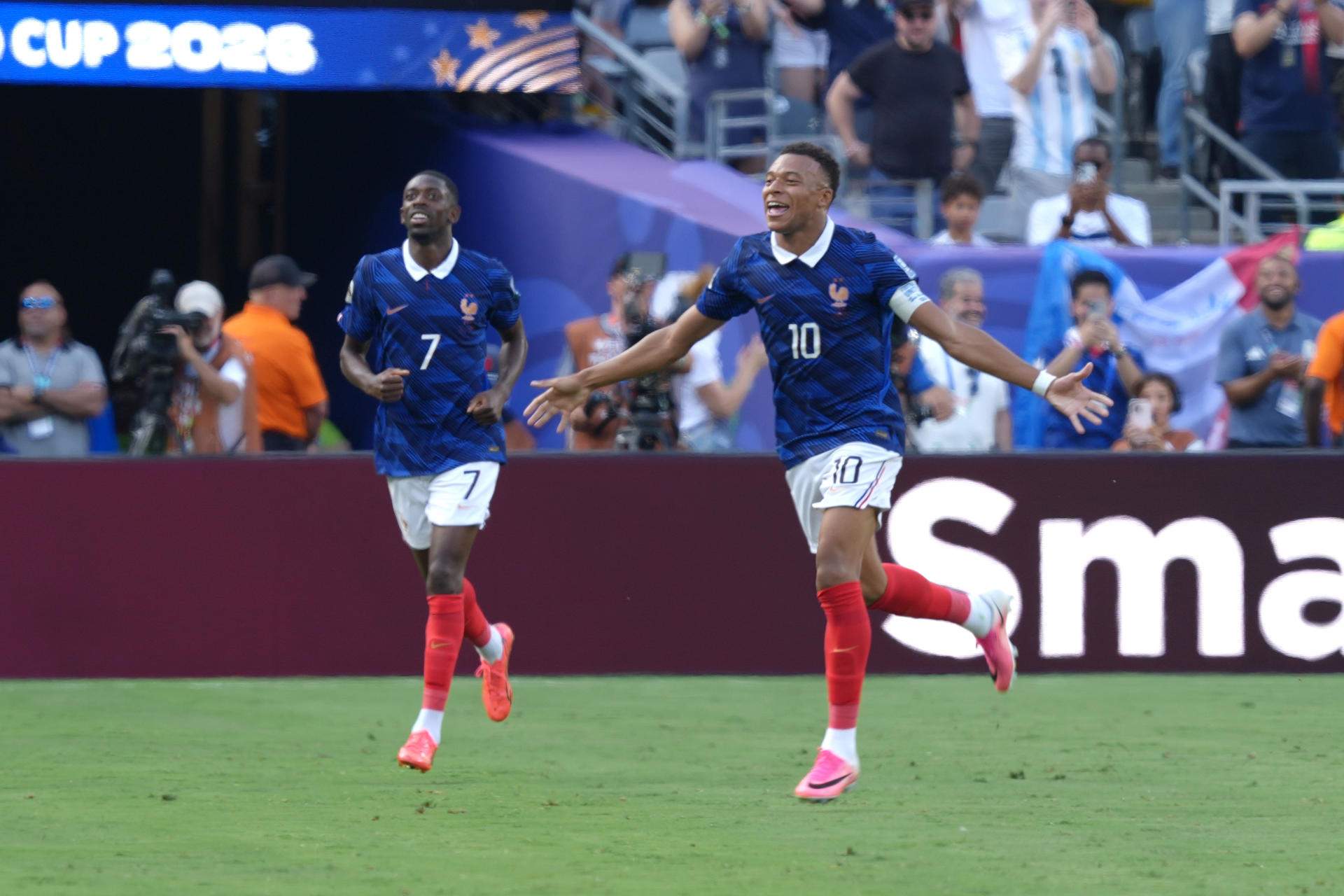 Una França imponent goleja Suècia (3-0) i s'enfrontarà al Paraguai en els vuitens del Mundial