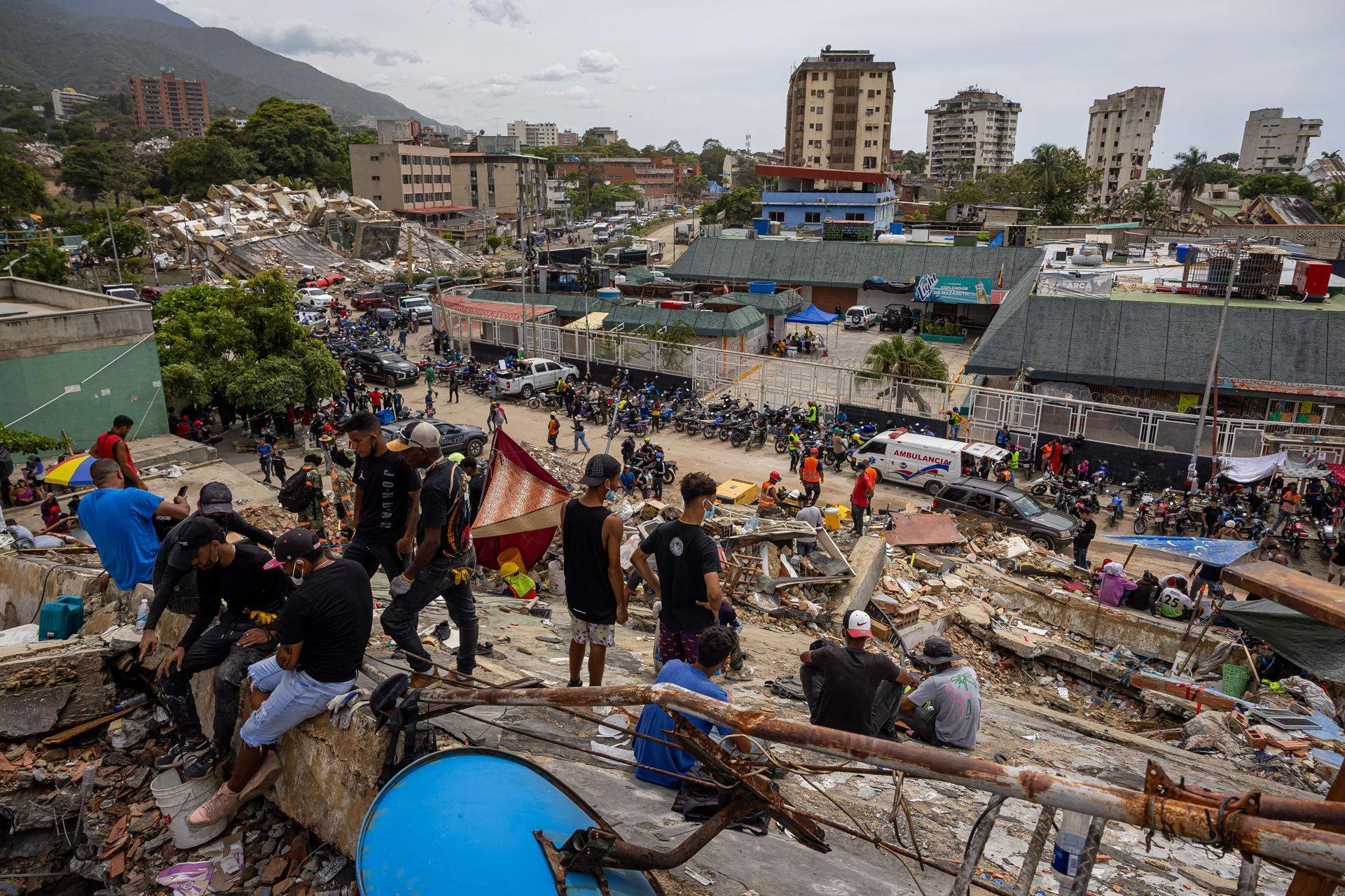 Sin maquinaria ni combustible: los venezolanos excavan con las manos entre los escombros