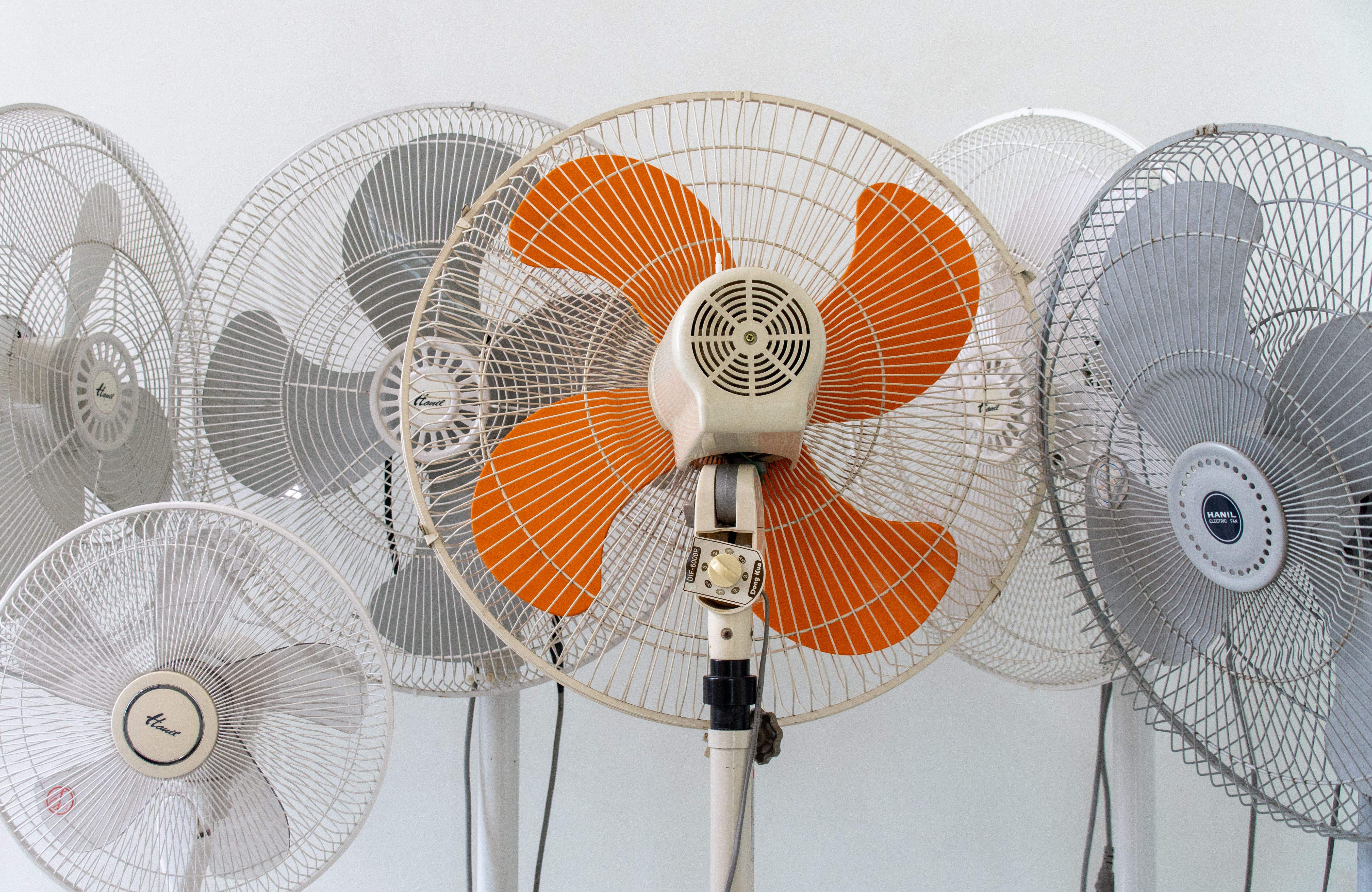 L'orientació del ventilador que permet treure l'aire calent per la finestra i refrescar tota una estança