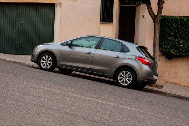 Coche aparcado en pendiente Coche aparcado en pendiente