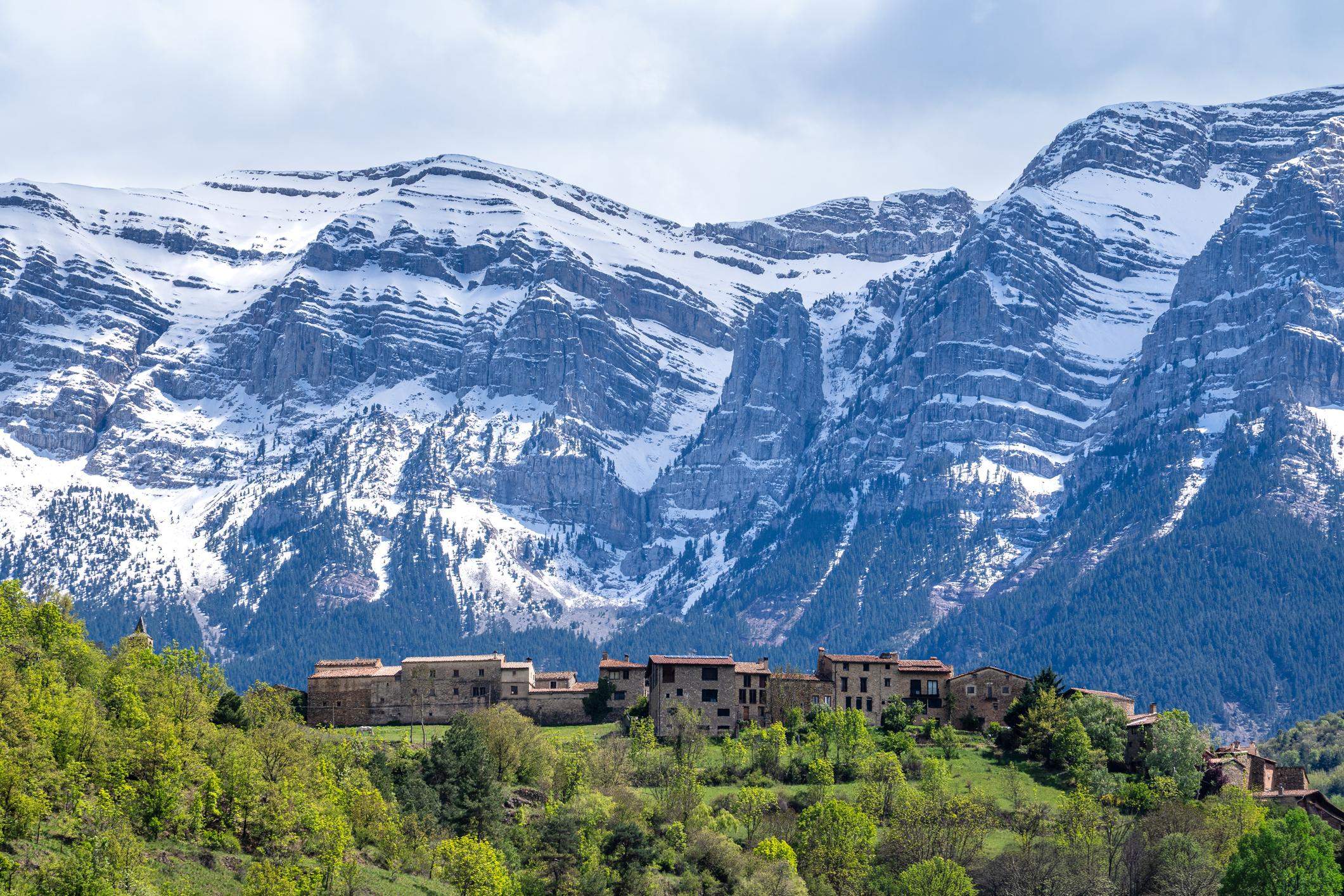 El pintoresc poble a tocar dels Pirineus que et deixarà bocabadat: vistes privilegiades del Cadí