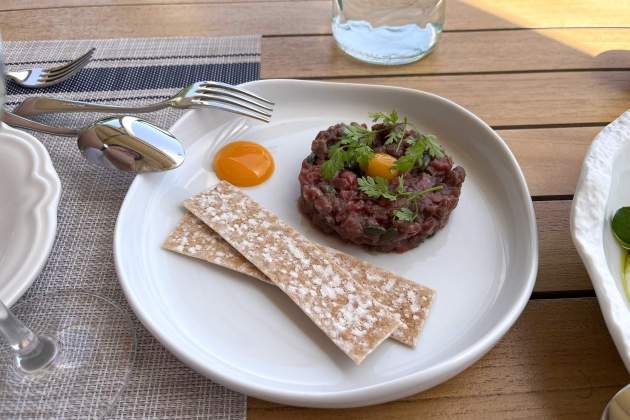 Steak tàrtar del restaurant Albarada. / Foto: Emma Porta Steak tàrtar del restaurant Albarada. / Foto: Emma Porta