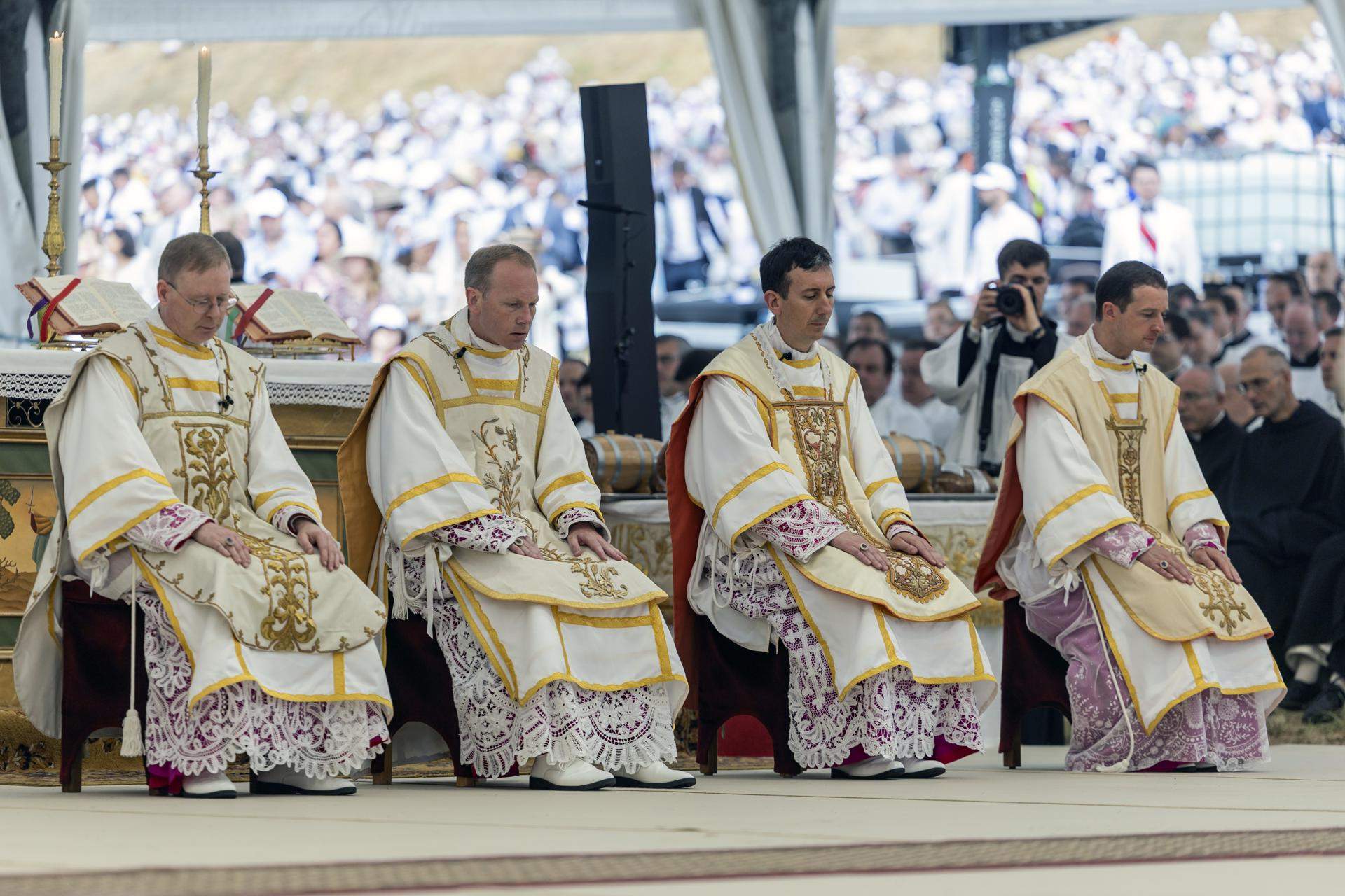 Els quatre nous bisbes de la Fraternitat Sacerdotal Sant Pius X / Foto: Efe Els quatre nous bisbes de la Fraternitat Sacerdotal Sant Pius X / Foto: Efe