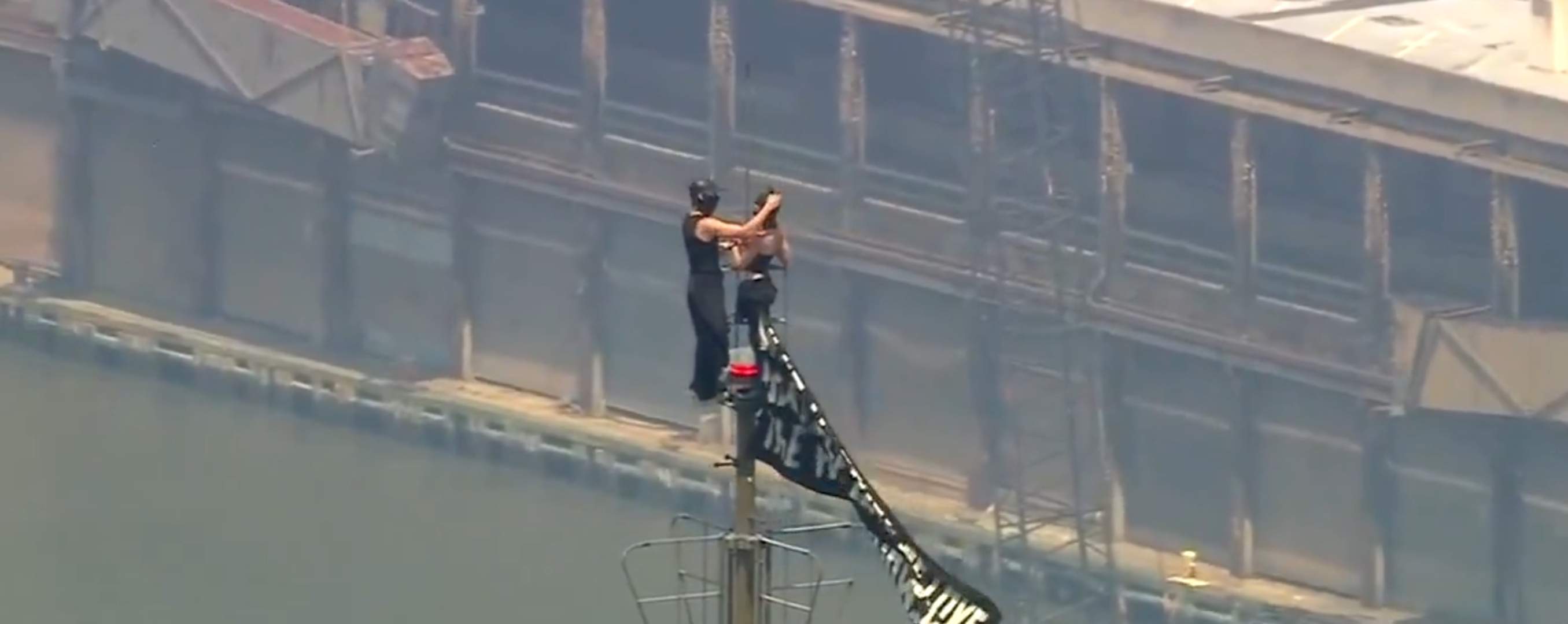 Dos personas burlan la seguridad del Empire State y se piden matrimonio en la cima del rascacielos
