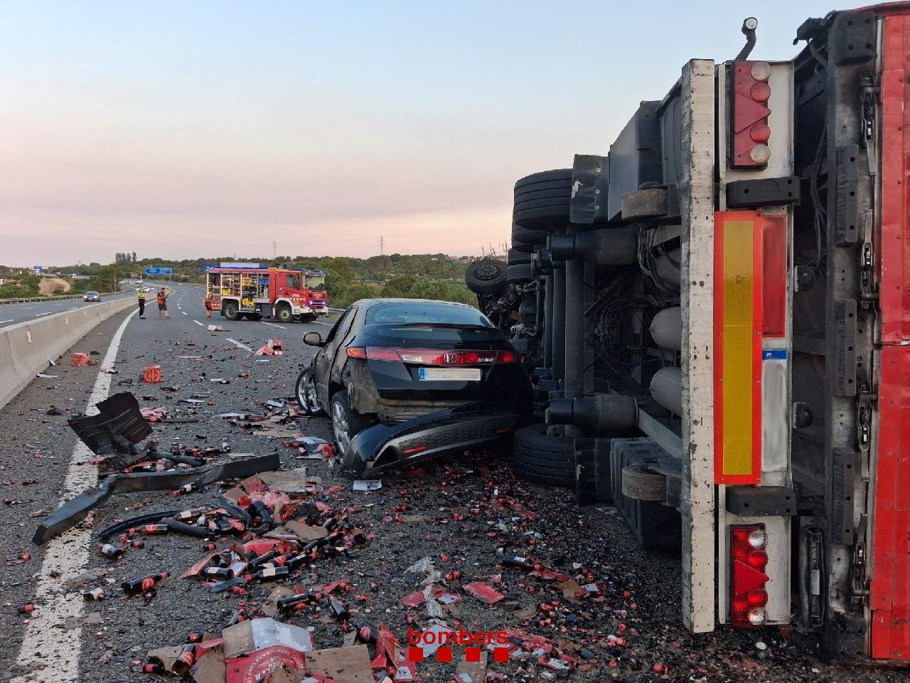 Tallada l'AP-7 en sentit sud a la Pobla de Montornès (Tarragonès) pel xoc entre un camió i un cotxe
