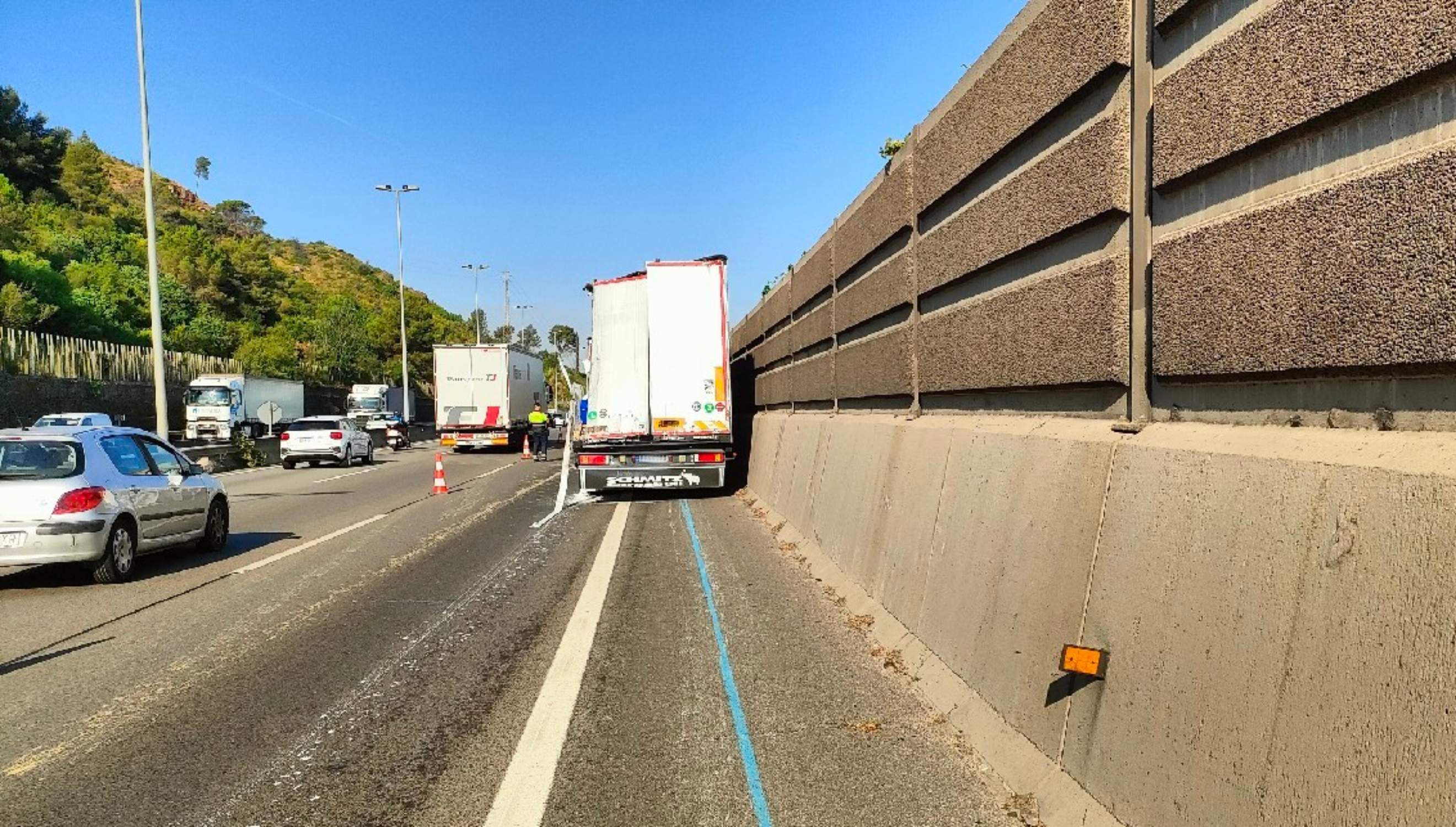 Més caos a l'AP-7: un accident entre dos camions a Martorell omple la carretera de pintura