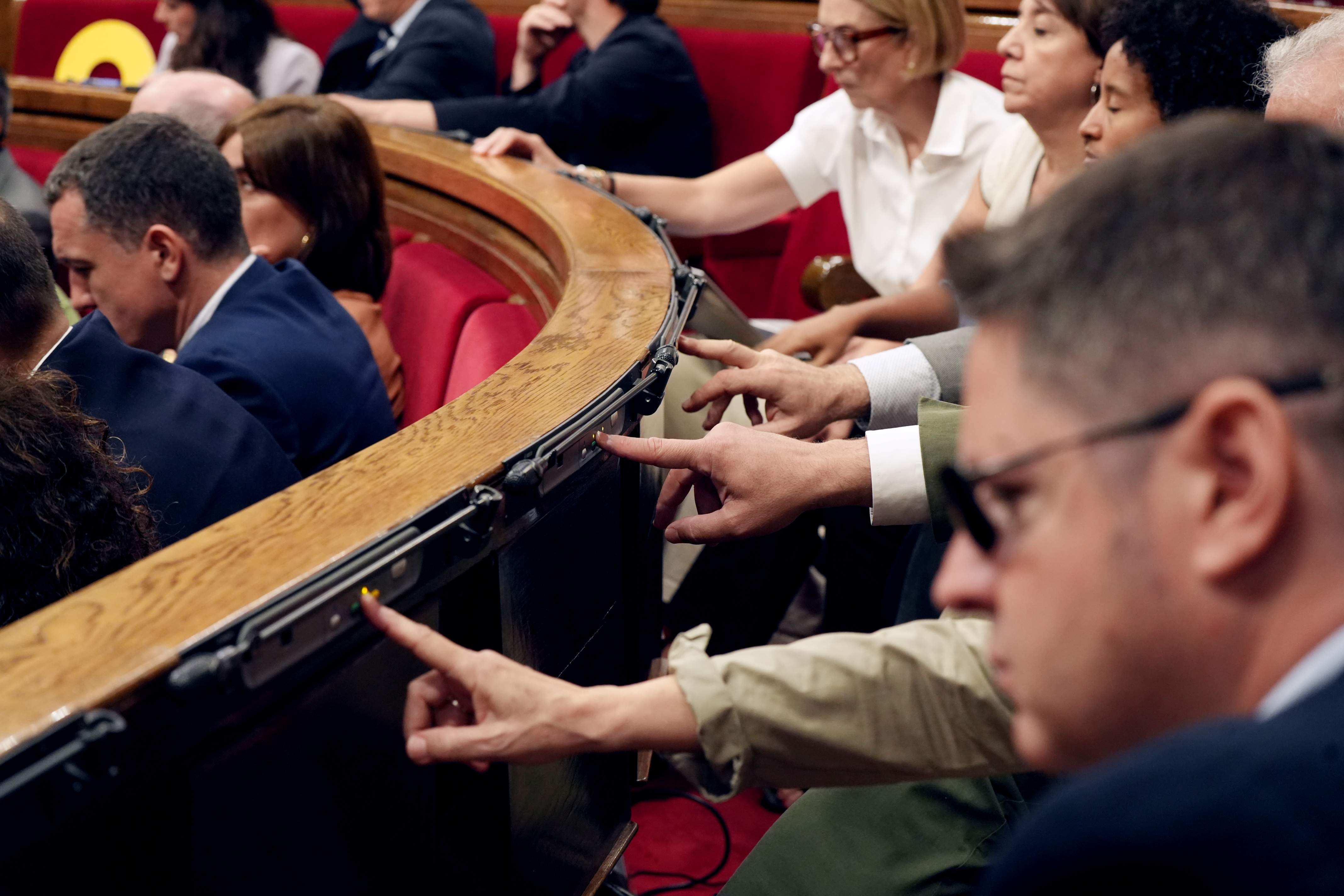 Una diputada de Junts vota per error a favor dels pressupostos d'Illa