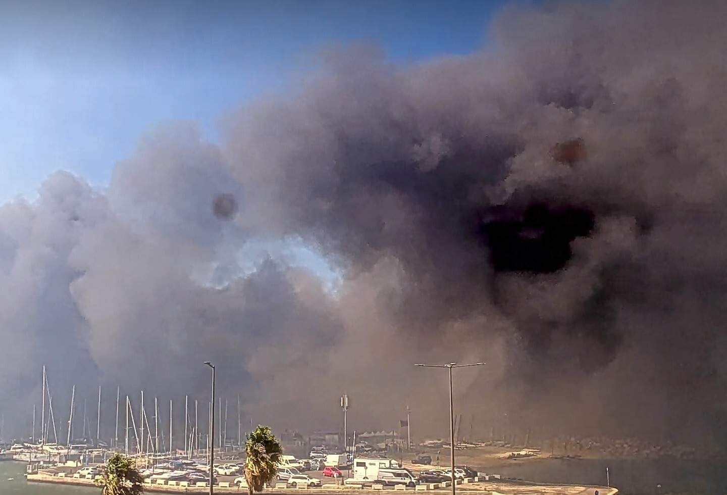 Preocupación por un incendio forestal en Canet de Rosselló (Catalunya Nord) con tres mil evacuados