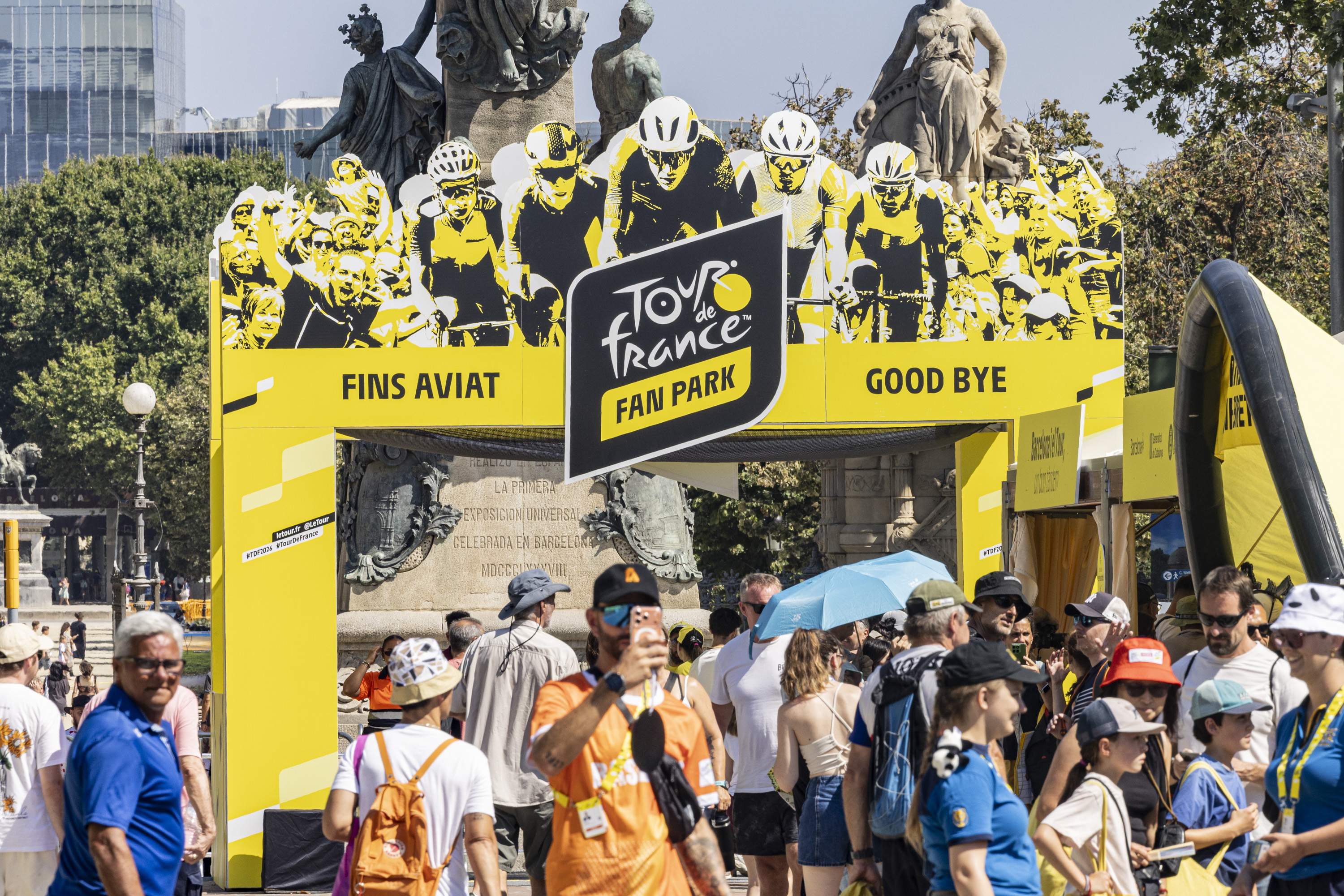 Barcelona ja respira Tour de França amb un Fan Park ple d’activitats, aficionats i ambient familiar