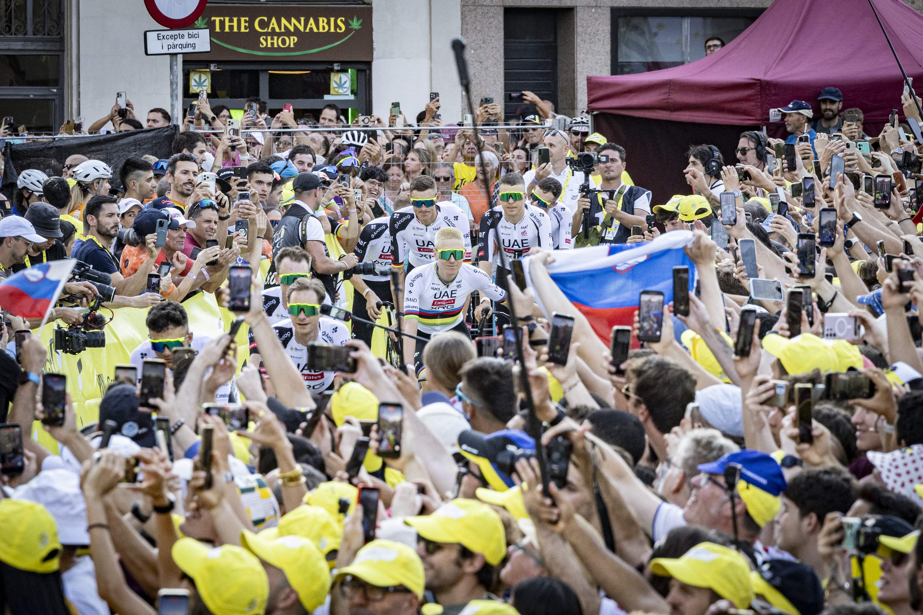Barcelona diu adeu a un històric inici del Tour de França: l'afició es bolca i Montjuïc brilla