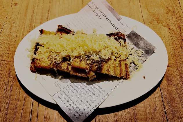 Planchado de pies de cerdo, rebozuelos y Comté del restaurante Dit i Fet. / Foto: Rosa Molinero Trias Planchado de pies de cerdo, rebozuelos y Comté del restaurante Dit i Fet. / Foto: Rosa Molinero Trias