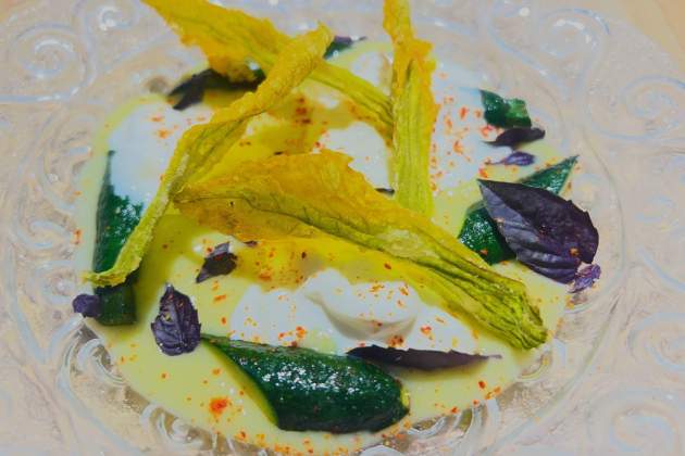 Mini carbassó a la brasa i la seva flor en tempura amb stracciatella i alfàbrega del restaurant Dit i Fet. / Foto: Rosa Molinero Trias Mini carbassó a la brasa i la seva flor en tempura amb stracciatella i alfàbrega del restaurant Dit i Fet. / Foto: Rosa Molinero Trias