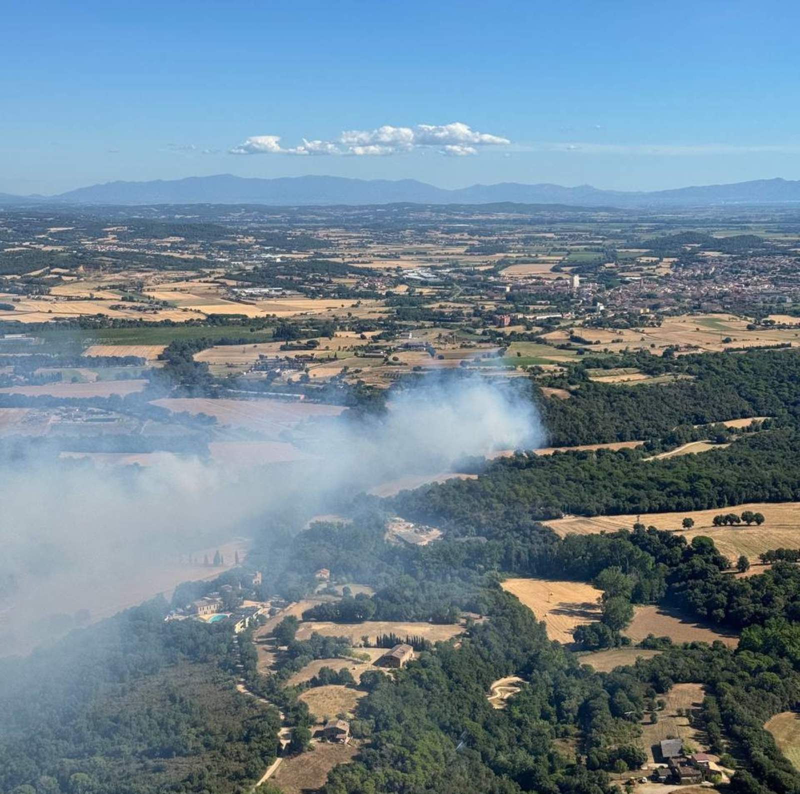 Confinen una casa de colònies i el barri de Sant Pol de la Bisbal d'Empordà per un incendi