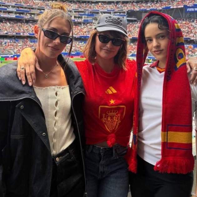 Alexia Putellas, Penelope Cruz i Rosalía al partit d'Espanya contra Àustria / X Alexia Putellas, Penelope Cruz i Rosalía al partit d'Espanya contra Àustria / X