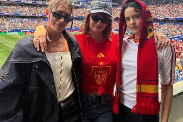 Alexia Putellas, Penelope Cruz i Rosalía al partit d'Espanya contra Àustria / X