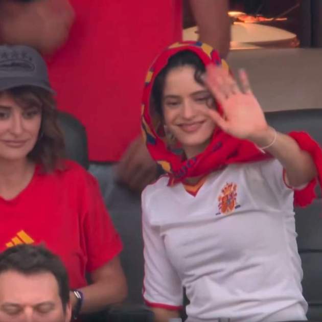 Rosalía i Penélope Cruz al partit d'Espanya / X Rosalía i Penélope Cruz al partit d'Espanya / X