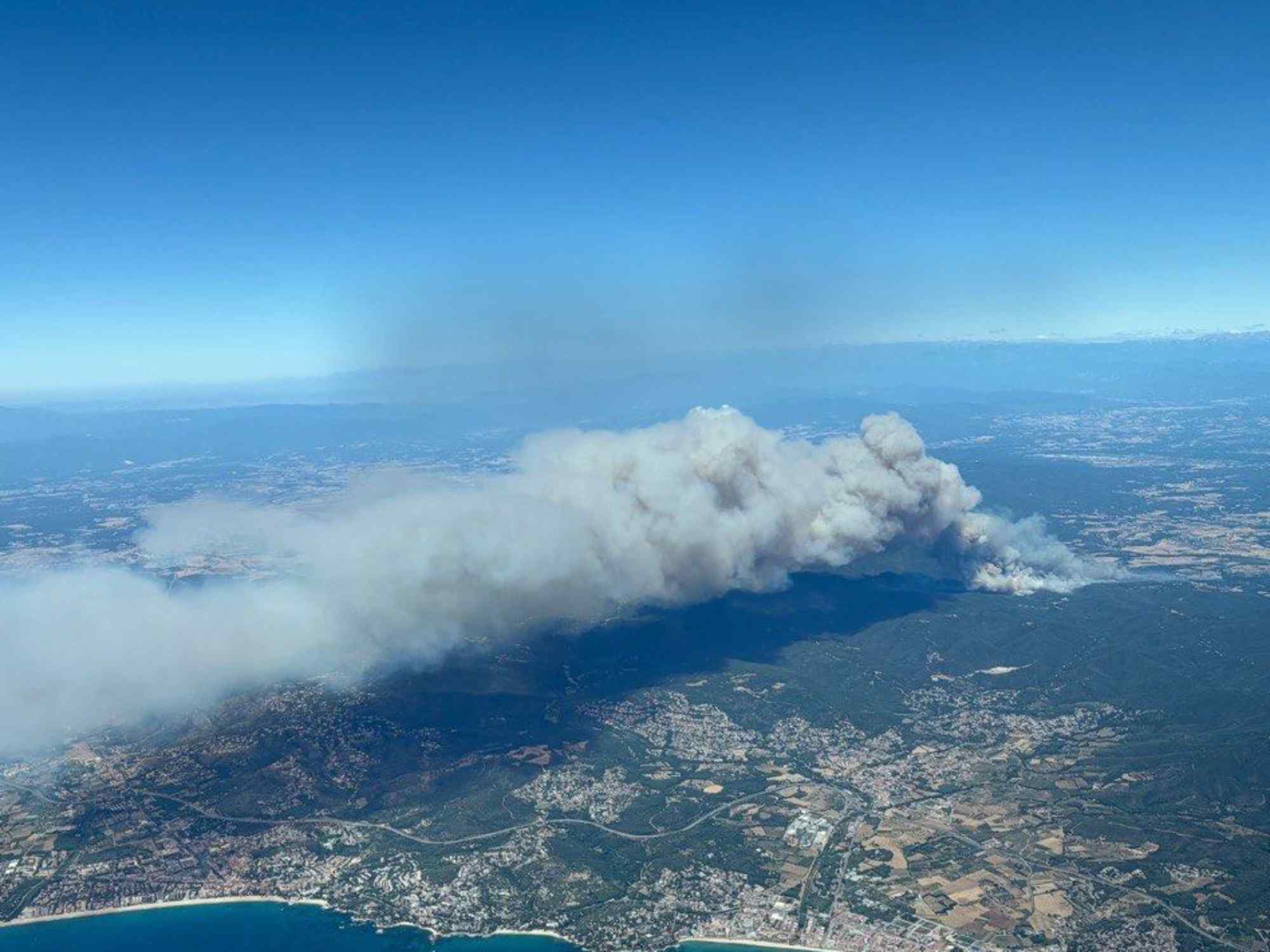 L'incendi de la Bisbal, fora de control, obliga a confinar nou municipis del Baix Empordà