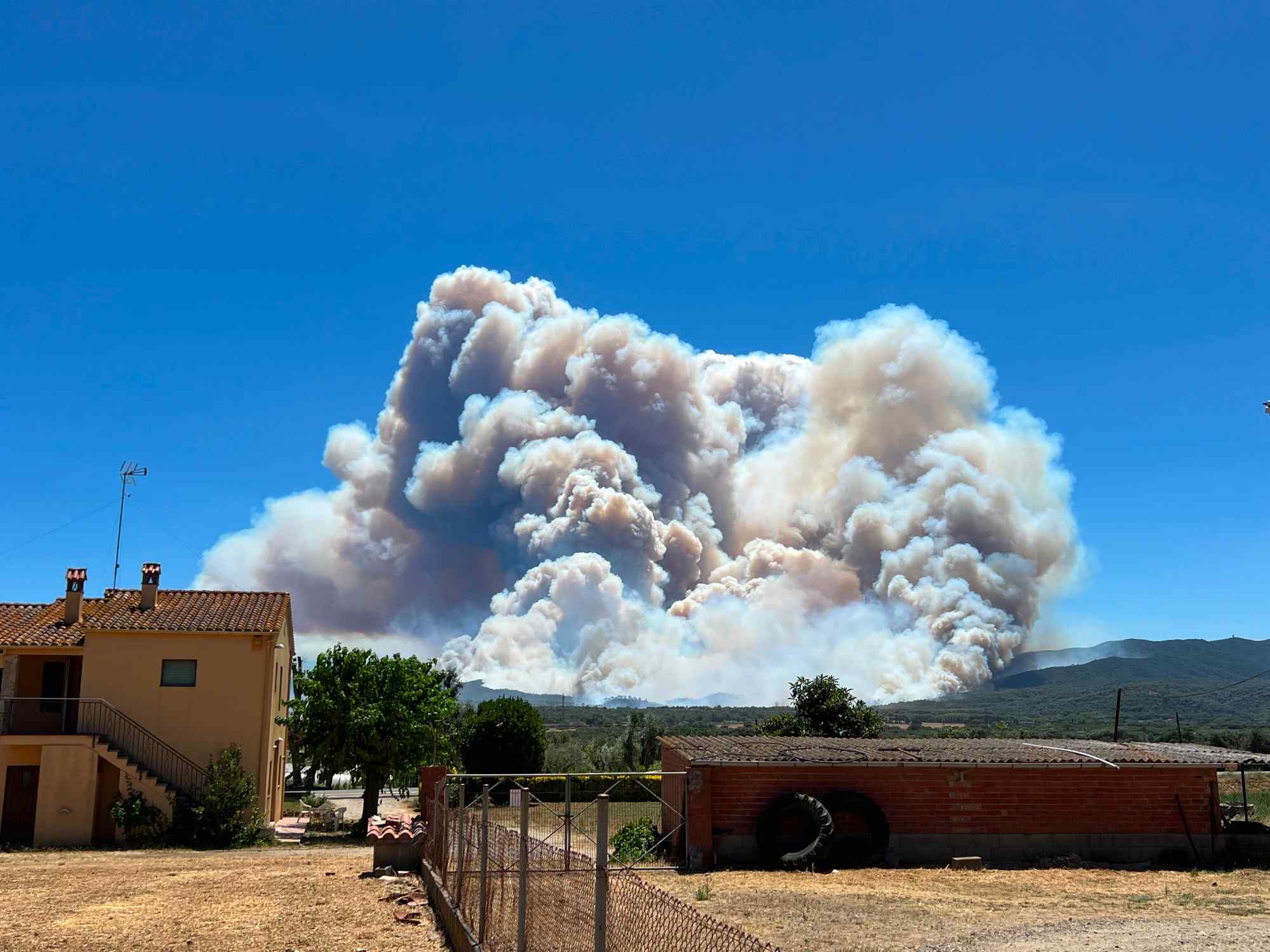 Detenen l'operari que hauria causat l'incendi de la Bisbal d'Empordà mentre treballava amb una radial
