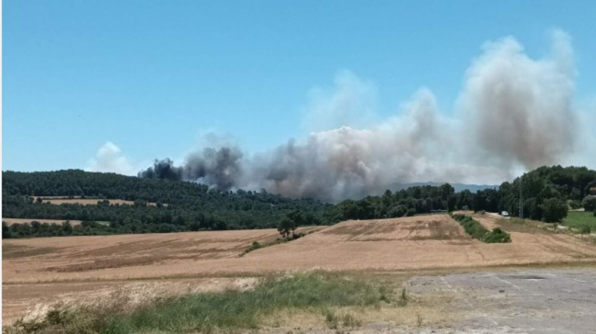 Dos pobles del Pla de l'Estany confinats per un incendi forestal a Vilademuls