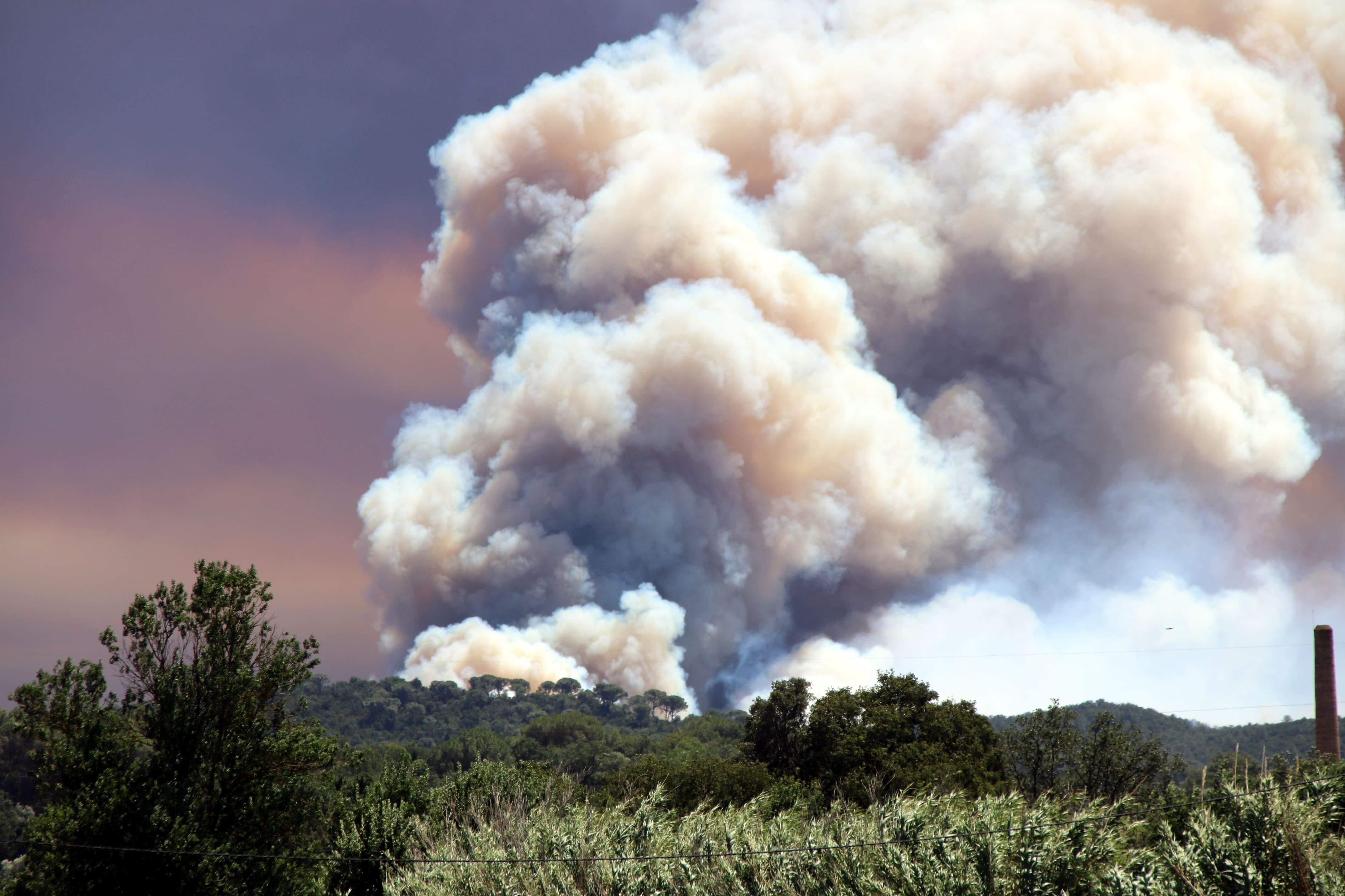 Illa pide la ayuda de la UME del ejército español por el incendio de La Bisbal d'Empordà