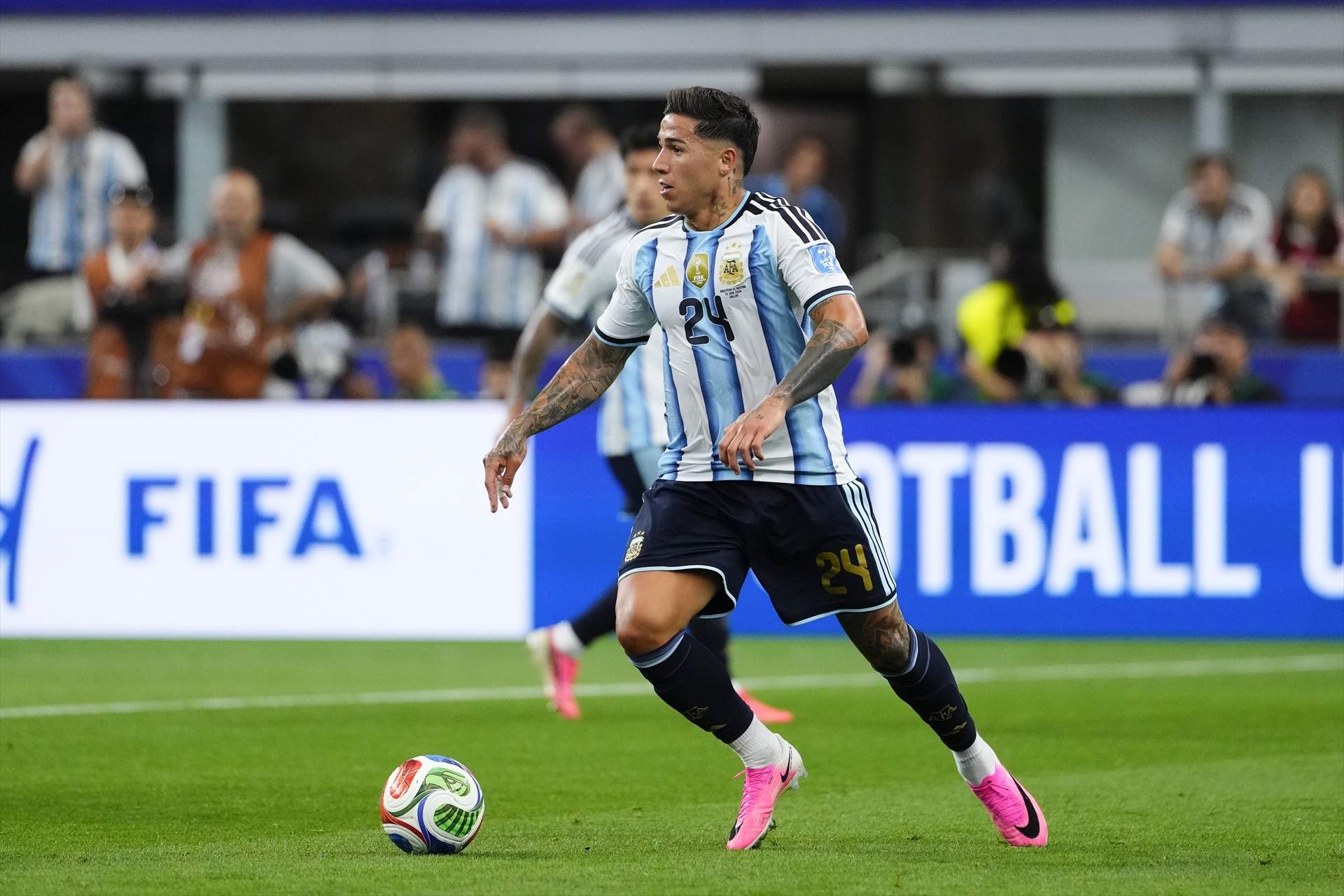 Enzo Fernández, durant un partit amb l'Argentina al Mundial / Foto: EFE