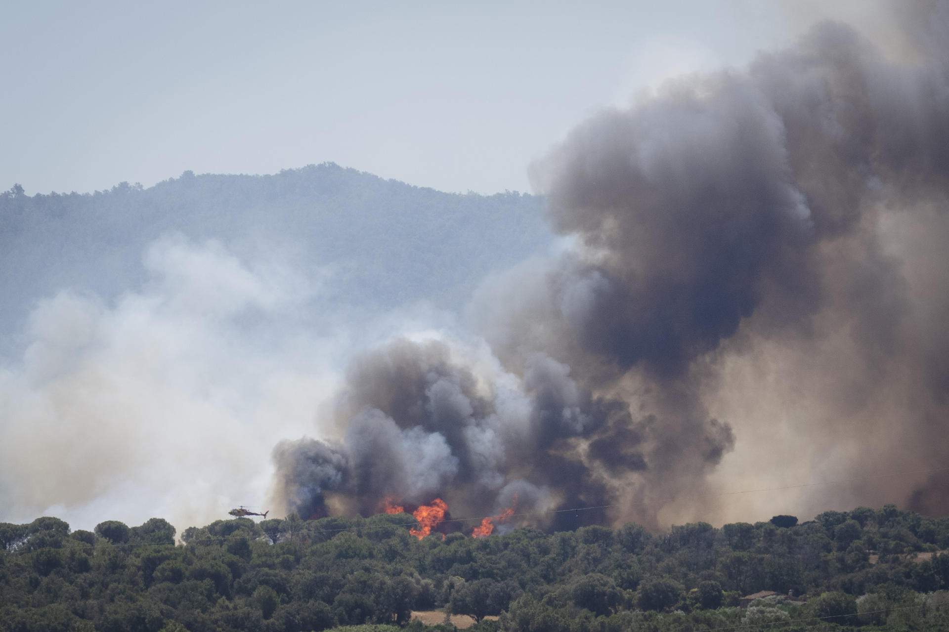 Què és un pirocúmul? Així crema l'incendi de sisena generació de la Bisbal d'Empordà